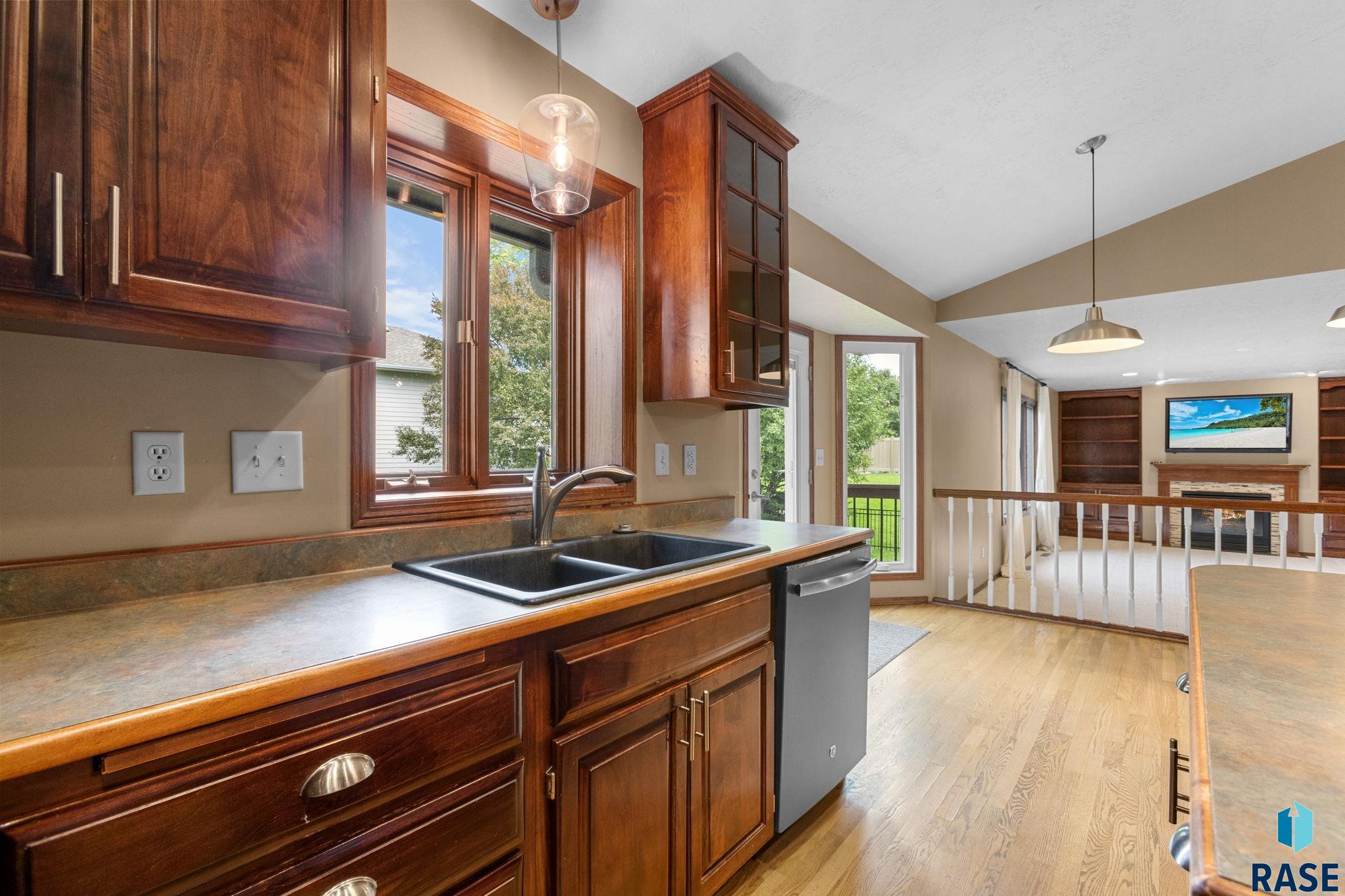 Sioux Falls, South Dakota, 57103, United States, 5 Bedrooms Bedrooms, ,2 BathroomsBathrooms,Residential,For Sale,1908912