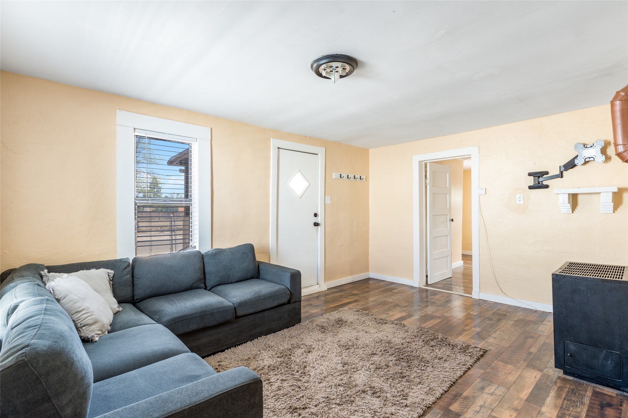  704 Loring Avenue - 物件實景