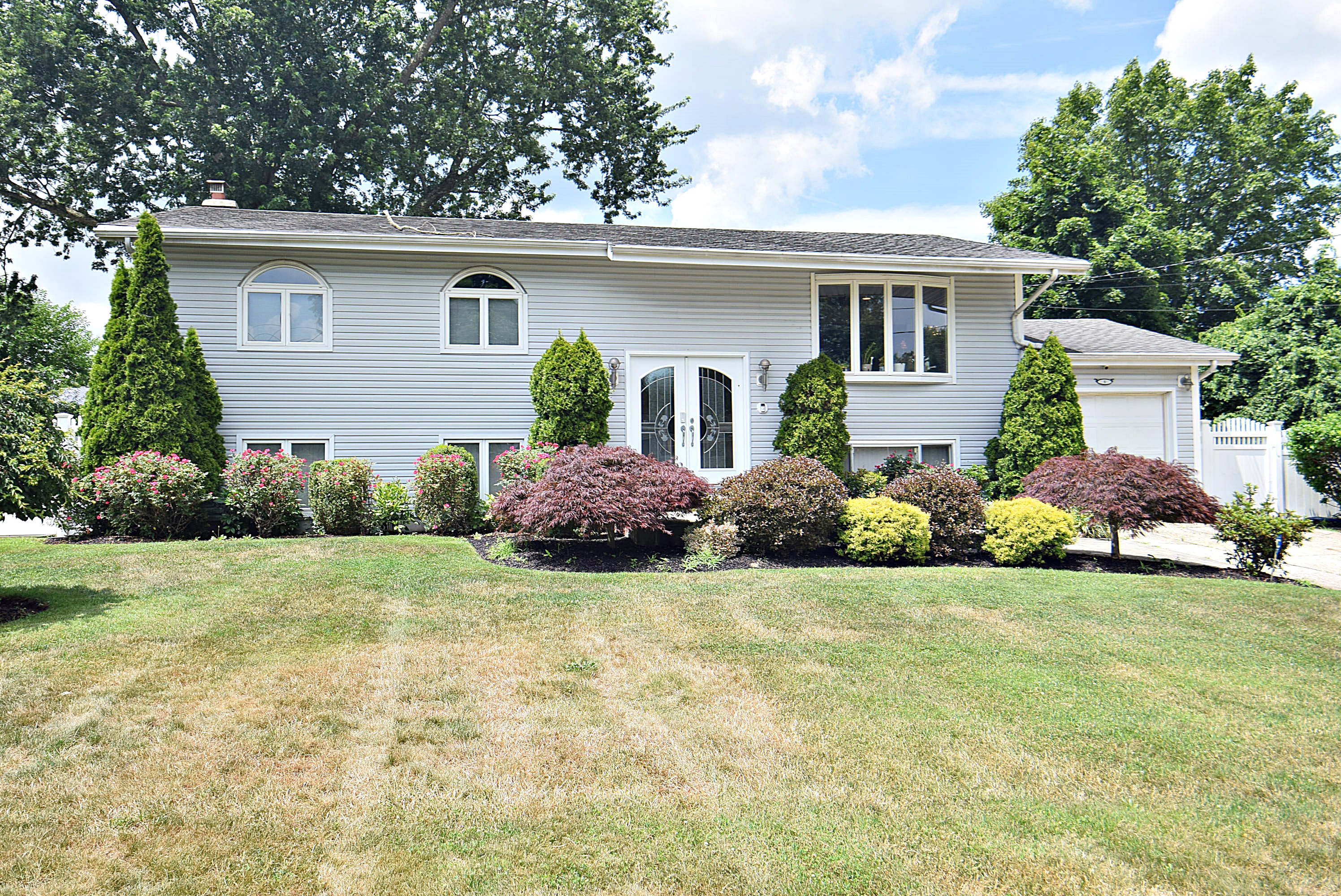 Wheatley Heights, New York, 11798, United States, 5 Bedrooms Bedrooms, ,2 BathroomsBathrooms,Residential,For Sale,1892743