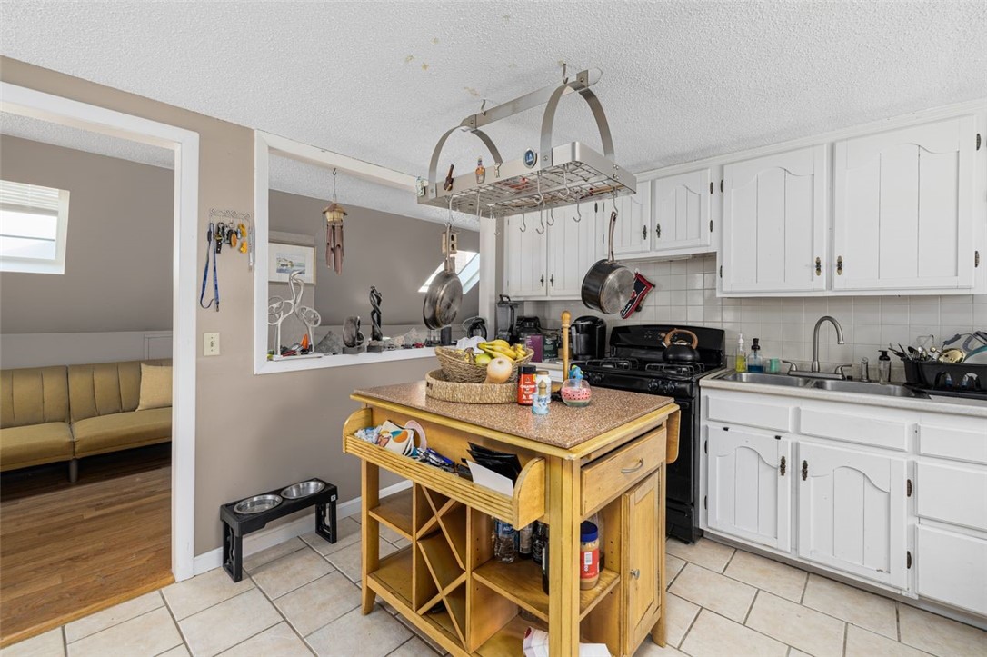 Cranston, Rhode Island, 02910, United States, 3 Bedrooms Bedrooms, ,3 BathroomsBathrooms,Residential,For Sale,1969292