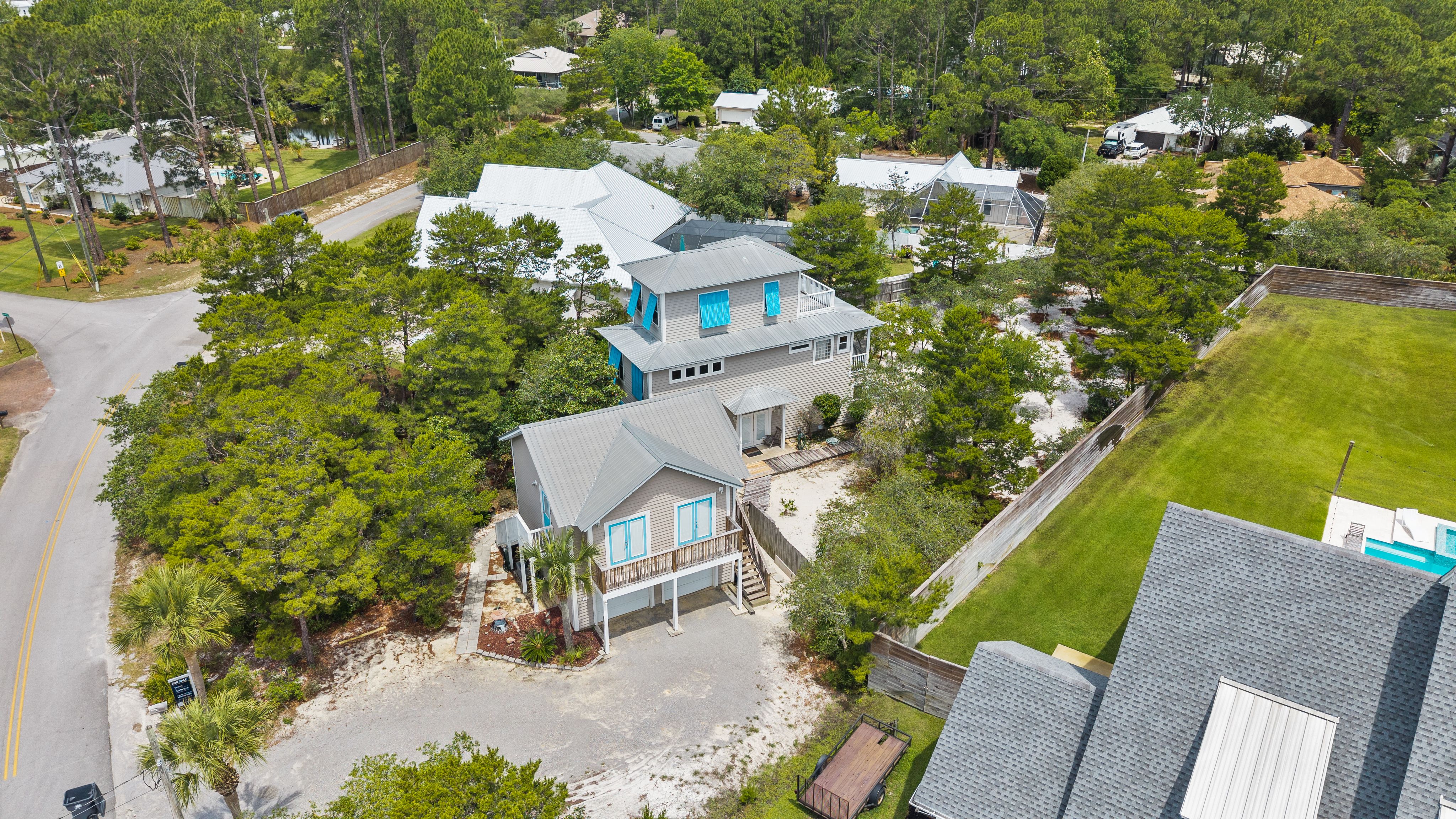  Spacious Three-Level Home With Detached Two-Car Carriage House - 物件實景