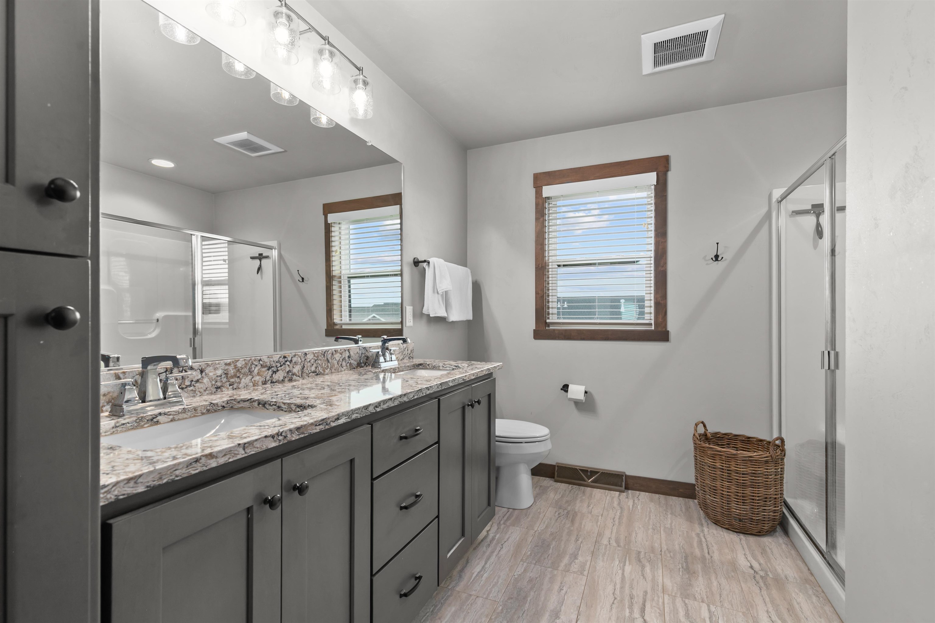 Appleton, Wisconsin, 54915, United States, 4 Bedrooms Bedrooms, ,4 BathroomsBathrooms,Residential,For Sale,1942939