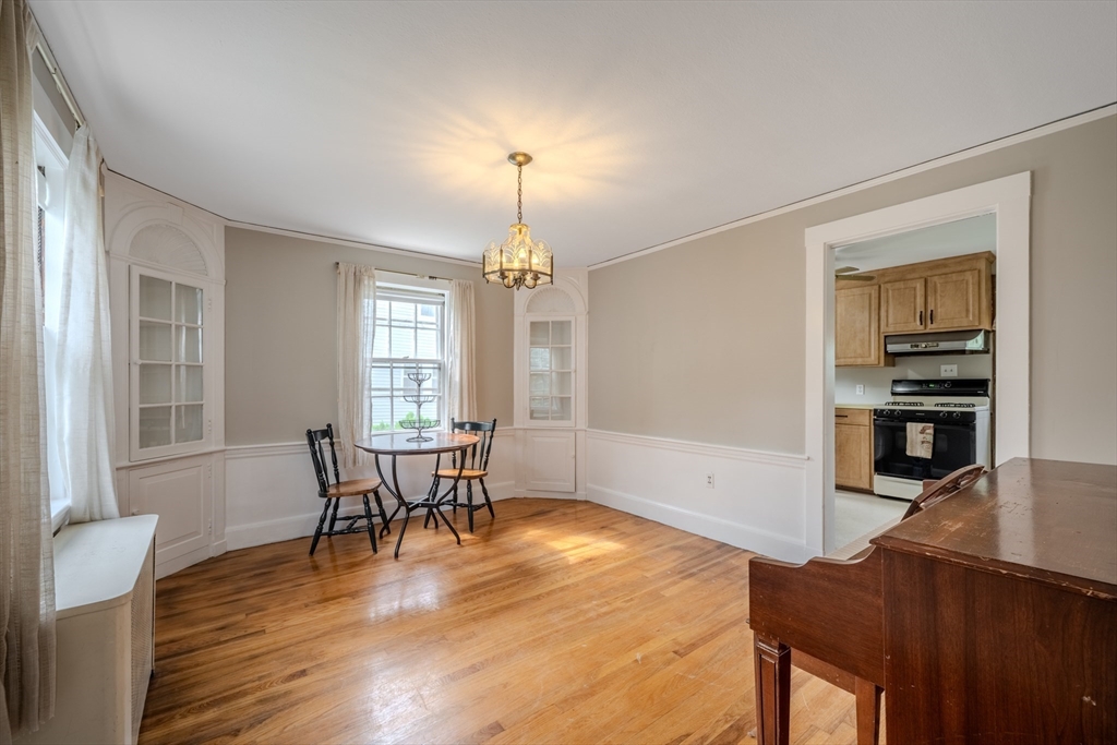 Newton, Massachusetts, 02461, United States, 3 Bedrooms Bedrooms, ,2 BathroomsBathrooms,Residential,For Sale,1934671