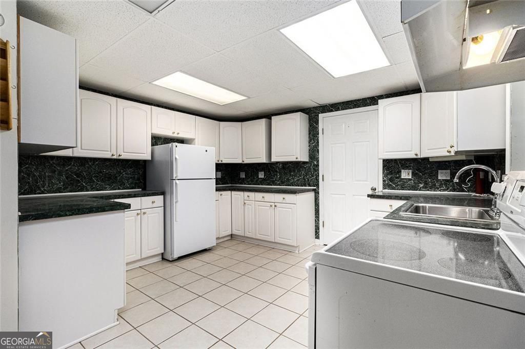 Roswell, Georgia, 30075, United States, 6 Bedrooms Bedrooms, ,4 BathroomsBathrooms,Residential,For Sale,1910371