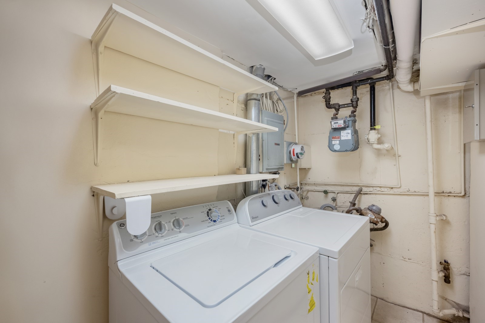 Middle Village, New York, 11379, United States, 2 Bedrooms Bedrooms, ,2 BathroomsBathrooms,Residential,For Sale,1941083