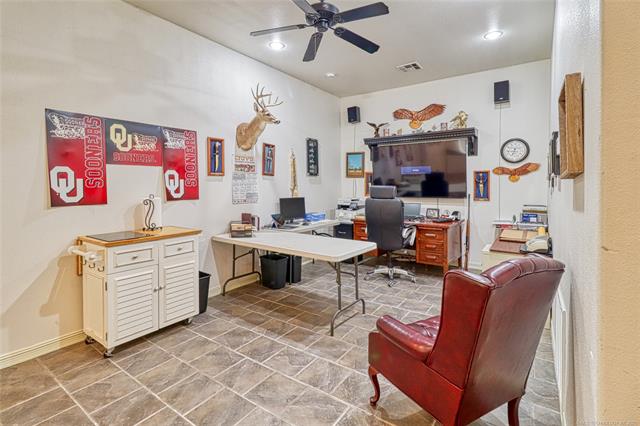 Eufaula, Oklahoma, 74432, United States, 3 Bedrooms Bedrooms, ,4 BathroomsBathrooms,Residential,For Sale,1976546