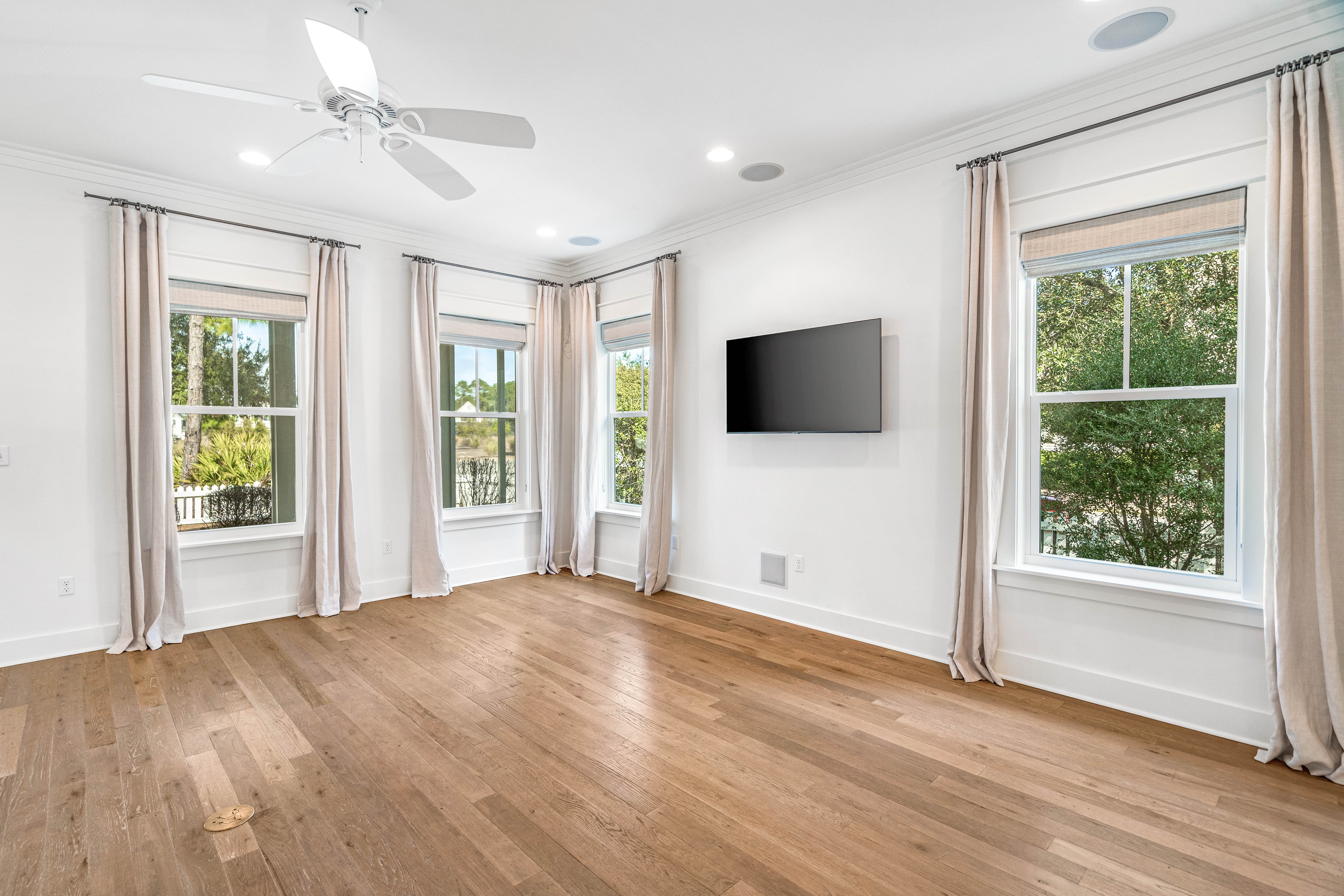  Beautifully Appointed Corner-Lot Home Steps from Village Commons Amenities - 物件實景