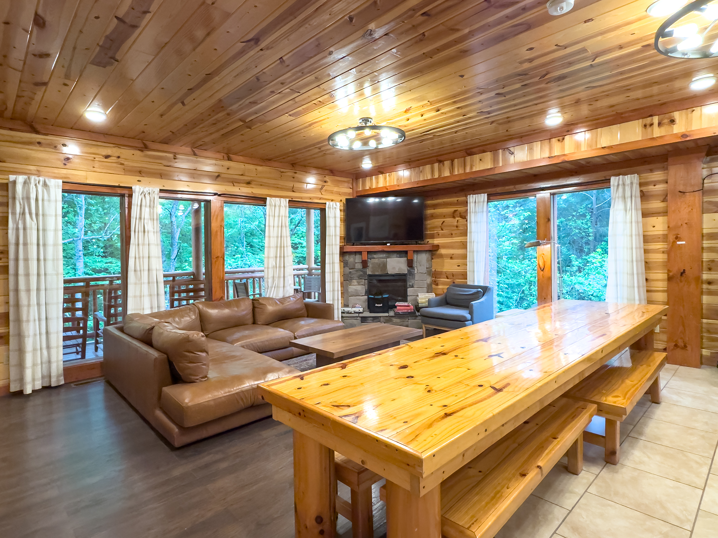 Sevierville, Tennessee, 37862, United States, 6 Bedrooms Bedrooms, ,7 BathroomsBathrooms,Residential,For Sale,1798325
