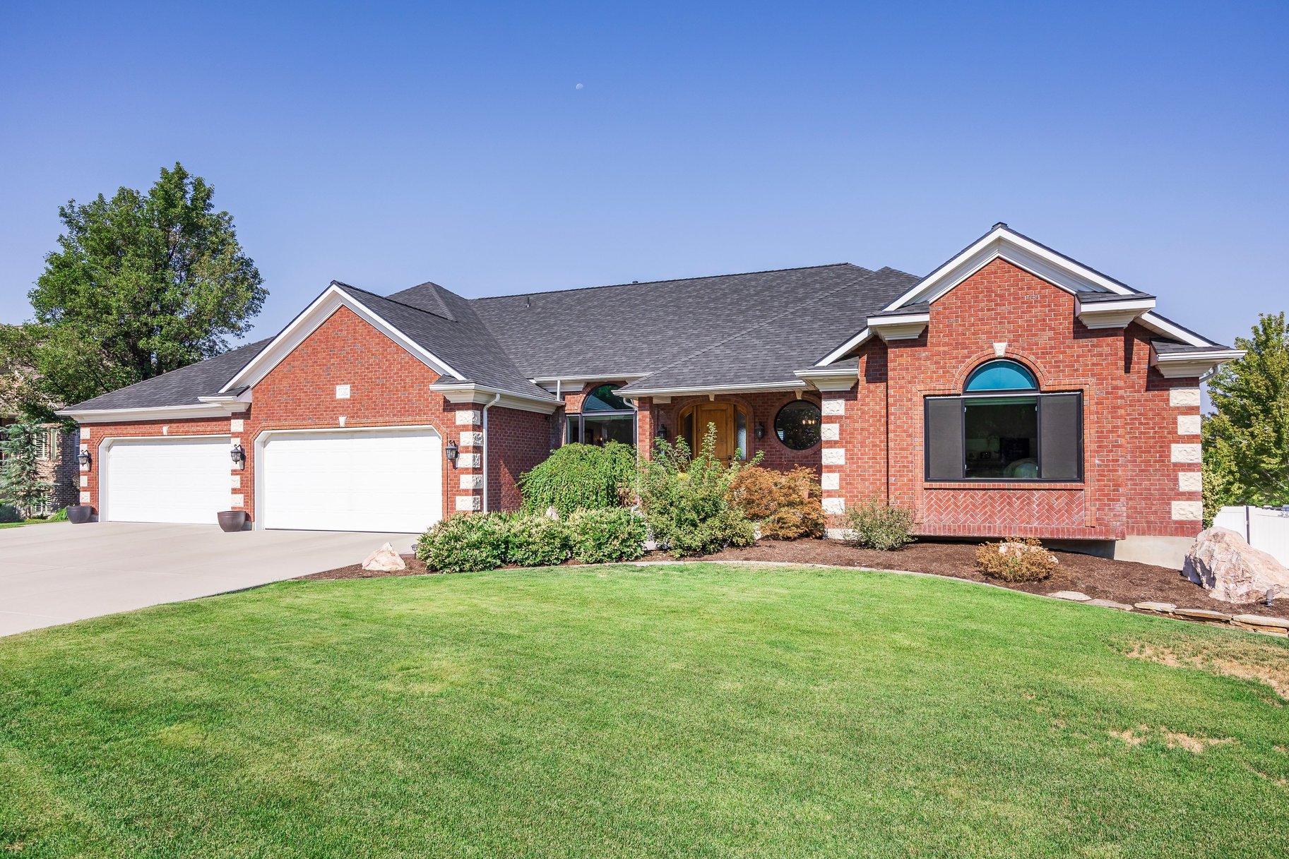  Timeless Draper Brick Rambler with 4-Car Garage and Saltwater Pool - 物件實景