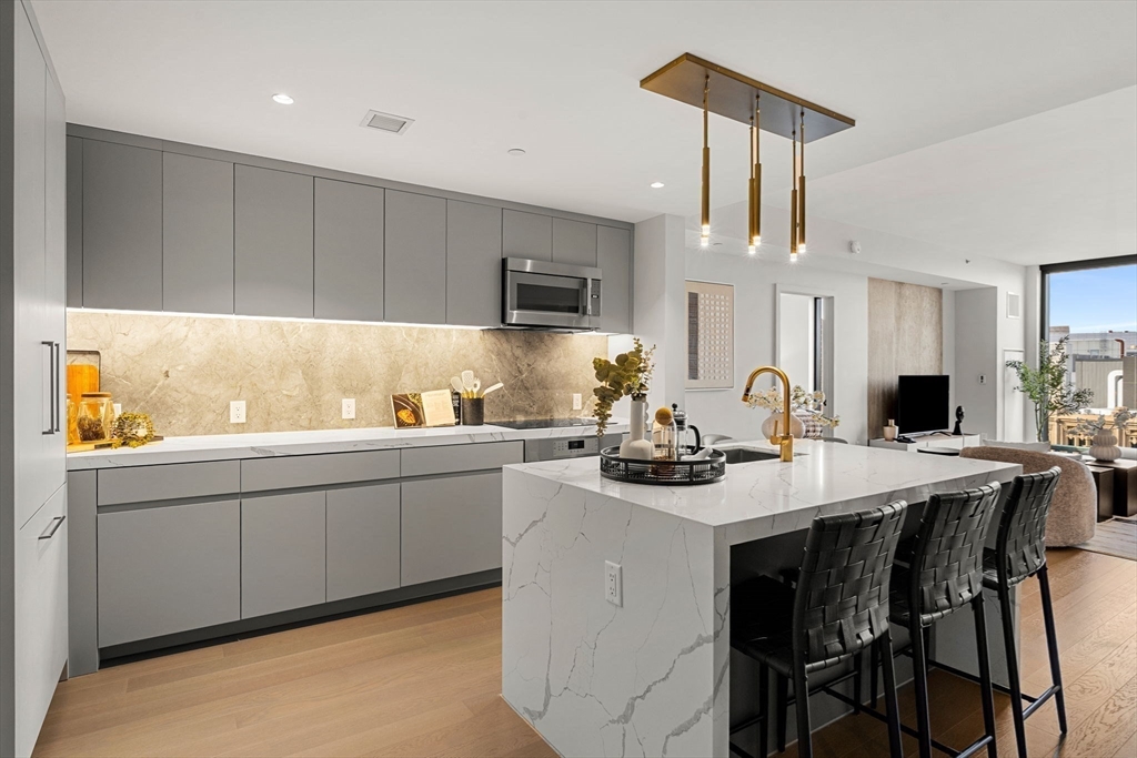 Boston, Massachusetts, 02116, United States, 2 Bedrooms Bedrooms, ,2 BathroomsBathrooms,Residential,For Sale,1995854