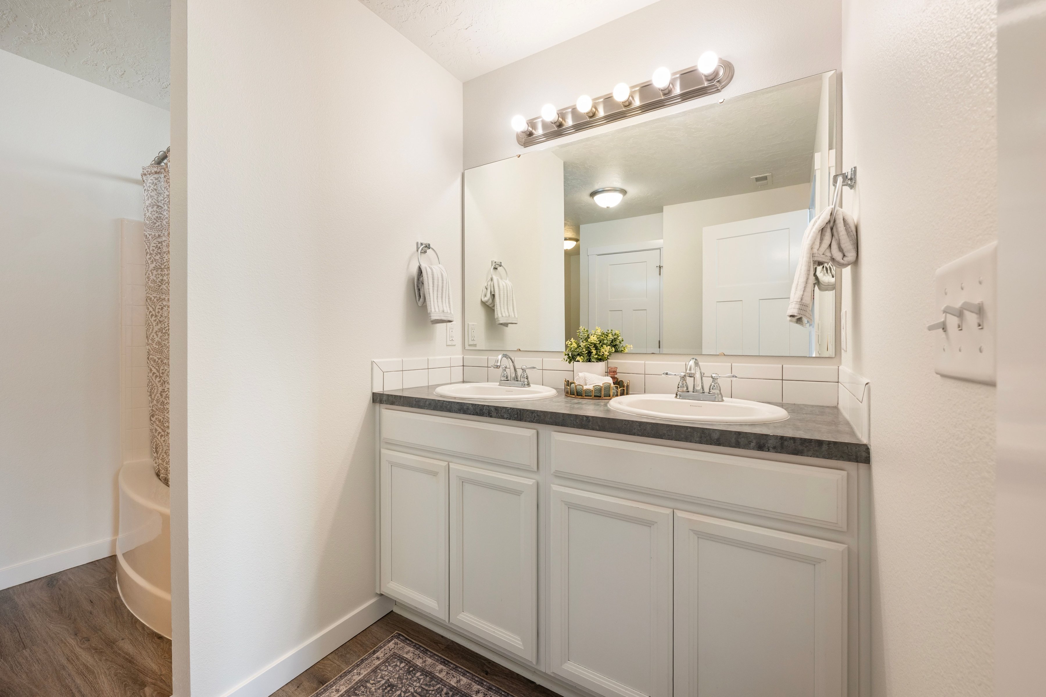  Better Than New  Move-In Ready with Space to Live & Relax - 物件實景