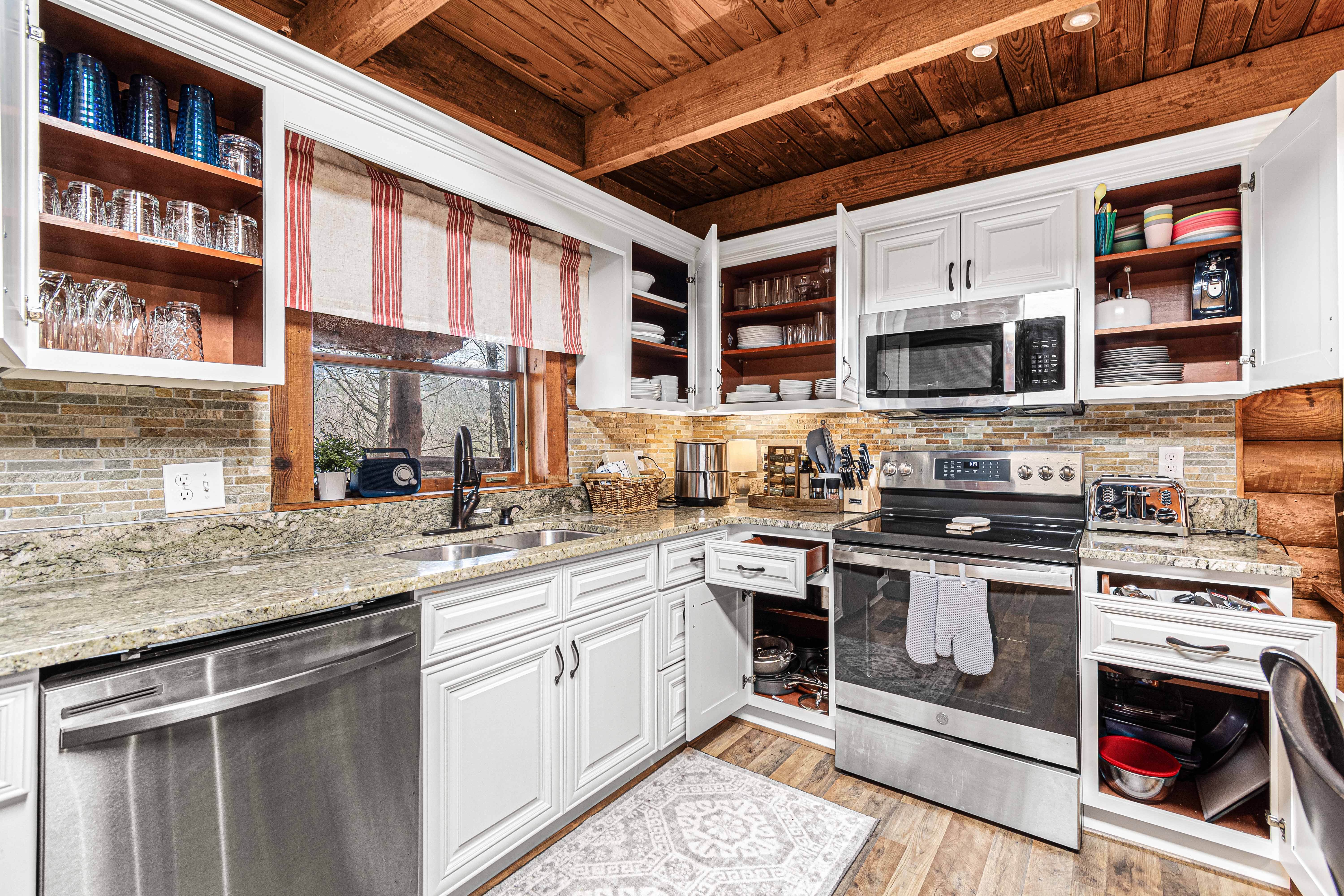 Gatlinburg, Tennessee, 37738, United States, 3 Bedrooms Bedrooms, ,4 BathroomsBathrooms,Residential,For Sale,1977450