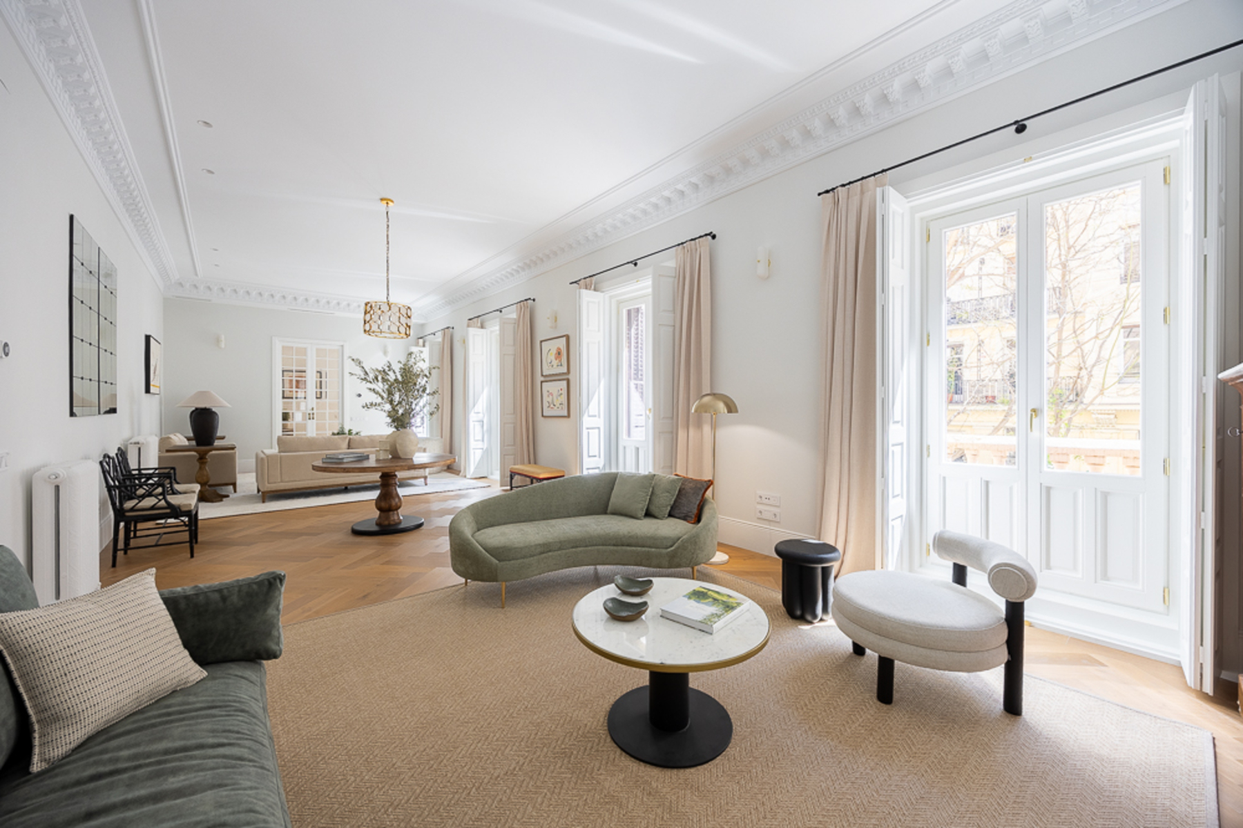 Elegant apartment next to the Retiro Park in the iconic Jerónimos neighborhood.