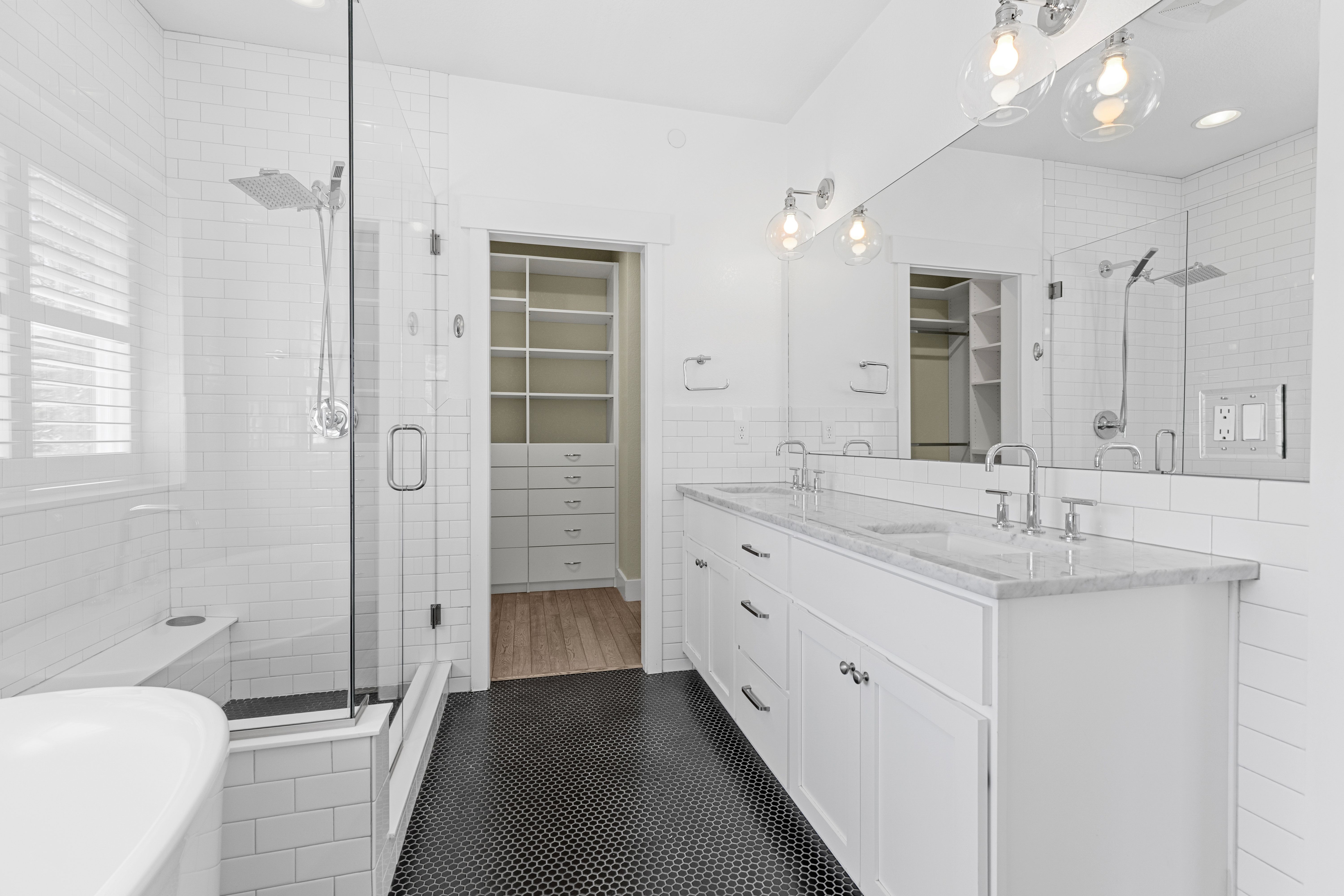  Stunning, Meticulously Cared-For Residence in Coveted Hyland Village Community - 物件實景