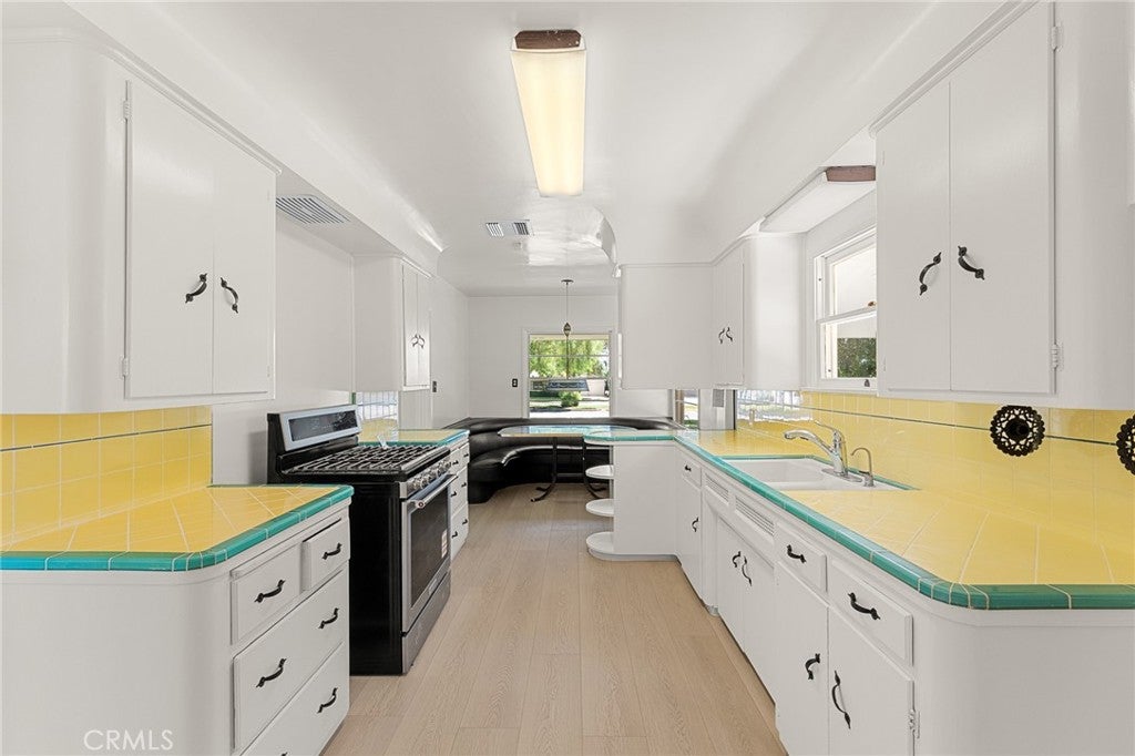 San Bernardino, California, 92405, United States, 3 Bedrooms Bedrooms, ,2 BathroomsBathrooms,Residential,For Sale,1931441