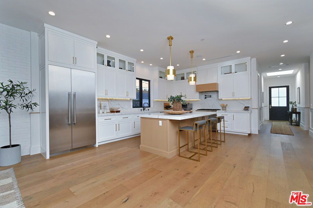 Encino, California, 91316, United States, 4 Bedrooms Bedrooms, ,5 BathroomsBathrooms,Residential,For Sale,2002982