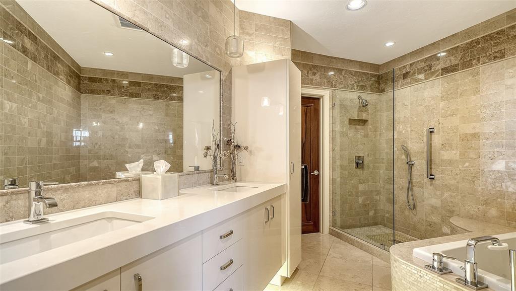 Longboat Key, Florida, 34228, United States, 2 Bedrooms Bedrooms, ,3 BathroomsBathrooms,Residential,For Sale,1989071