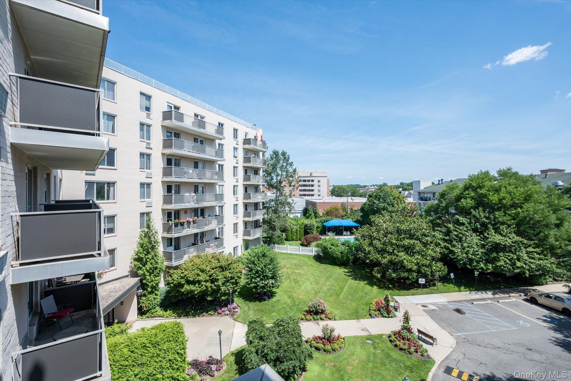  135 Post Avenue, Westbury, NY, 11590 - 物件實景