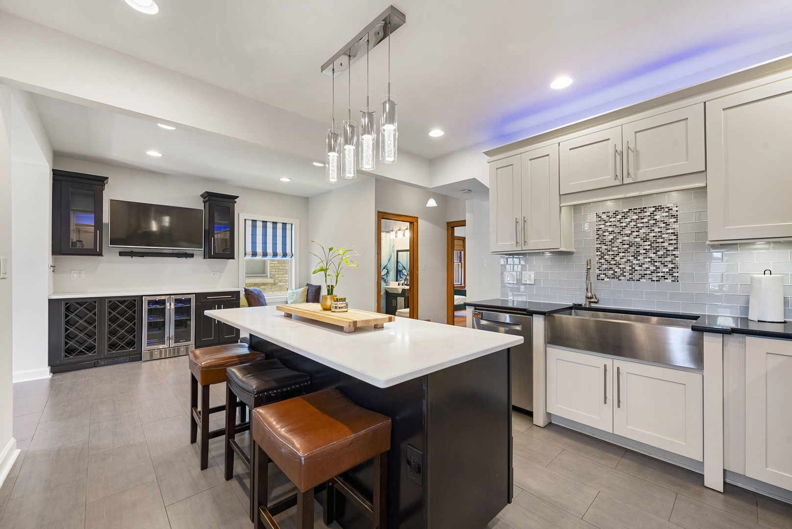 Chicago, Illinois, 60641, United States, 4 Bedrooms Bedrooms, ,3 BathroomsBathrooms,Residential,For Sale,1940244