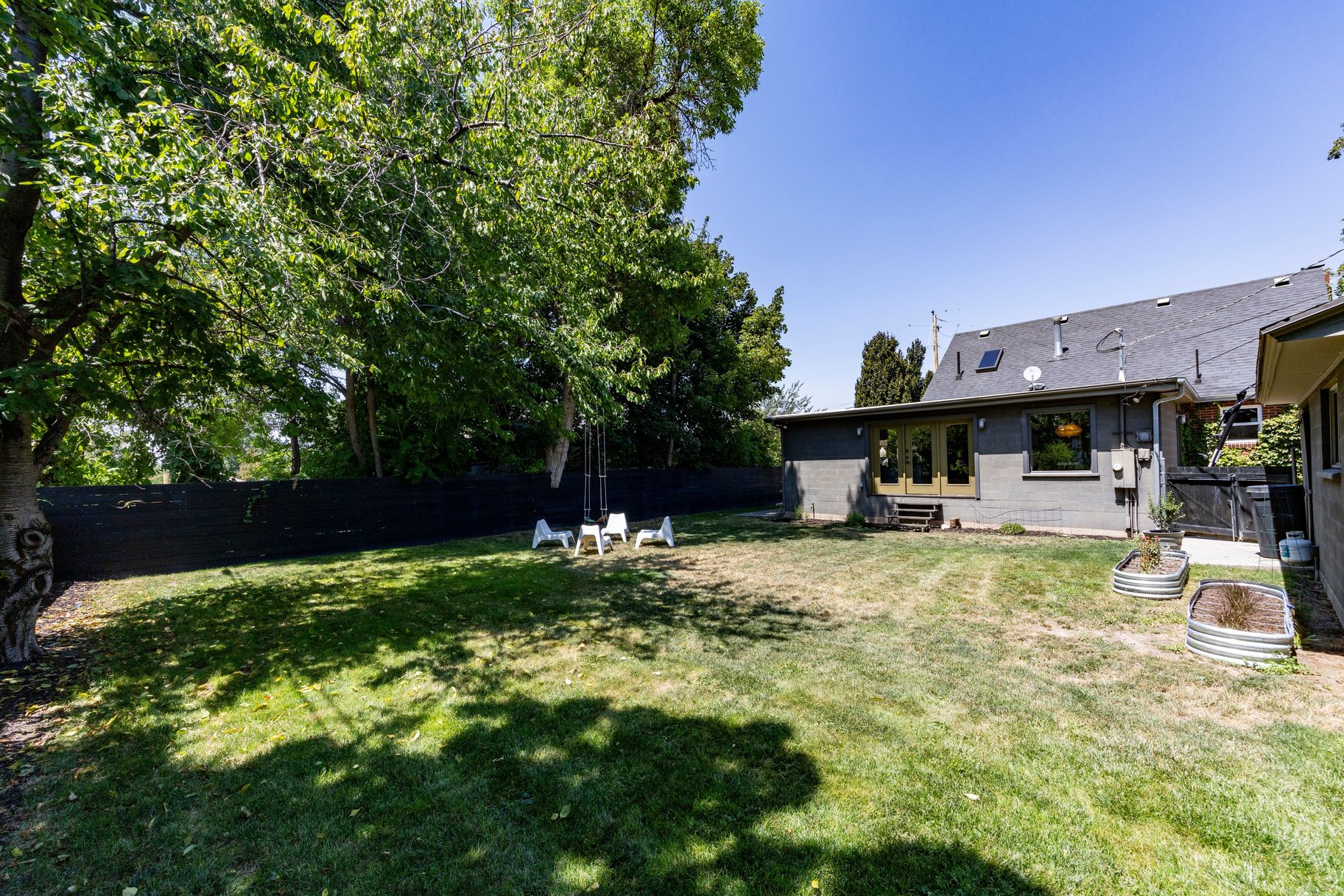  Spacious Millcreek Bungalow with Expansive Backyard & 2-Car Garage - 物件實景