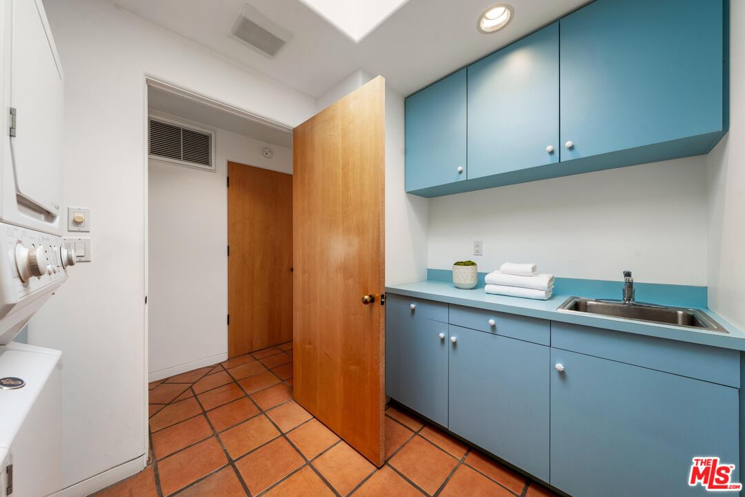 Pacific Palisades, California, 90272, United States, 4 Bedrooms Bedrooms, ,2 BathroomsBathrooms,Residential,For Sale,1770890