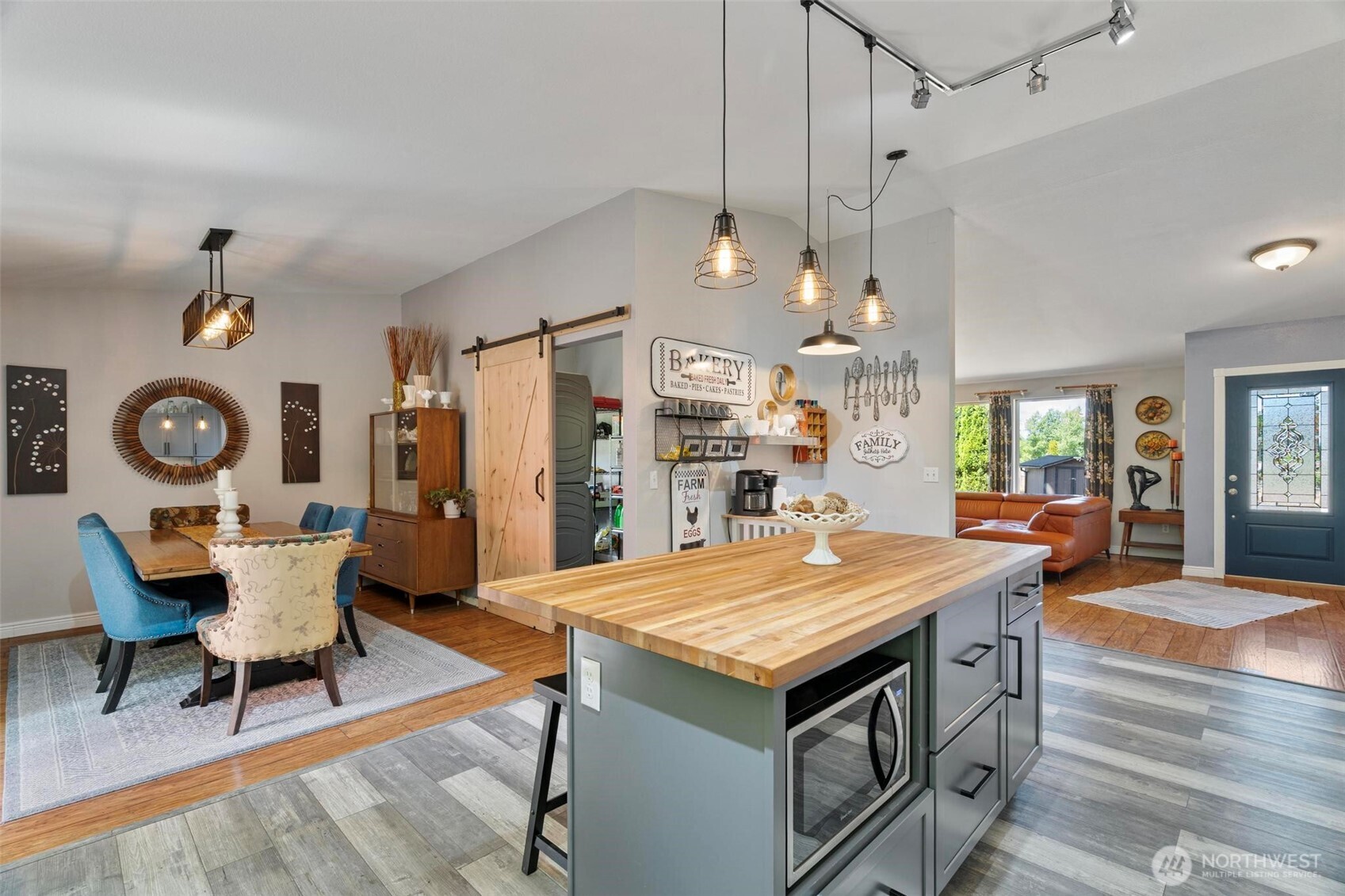 Winlock, Washington, 98596, United States, 3 Bedrooms Bedrooms, ,2 BathroomsBathrooms,Residential,For Sale,1942724