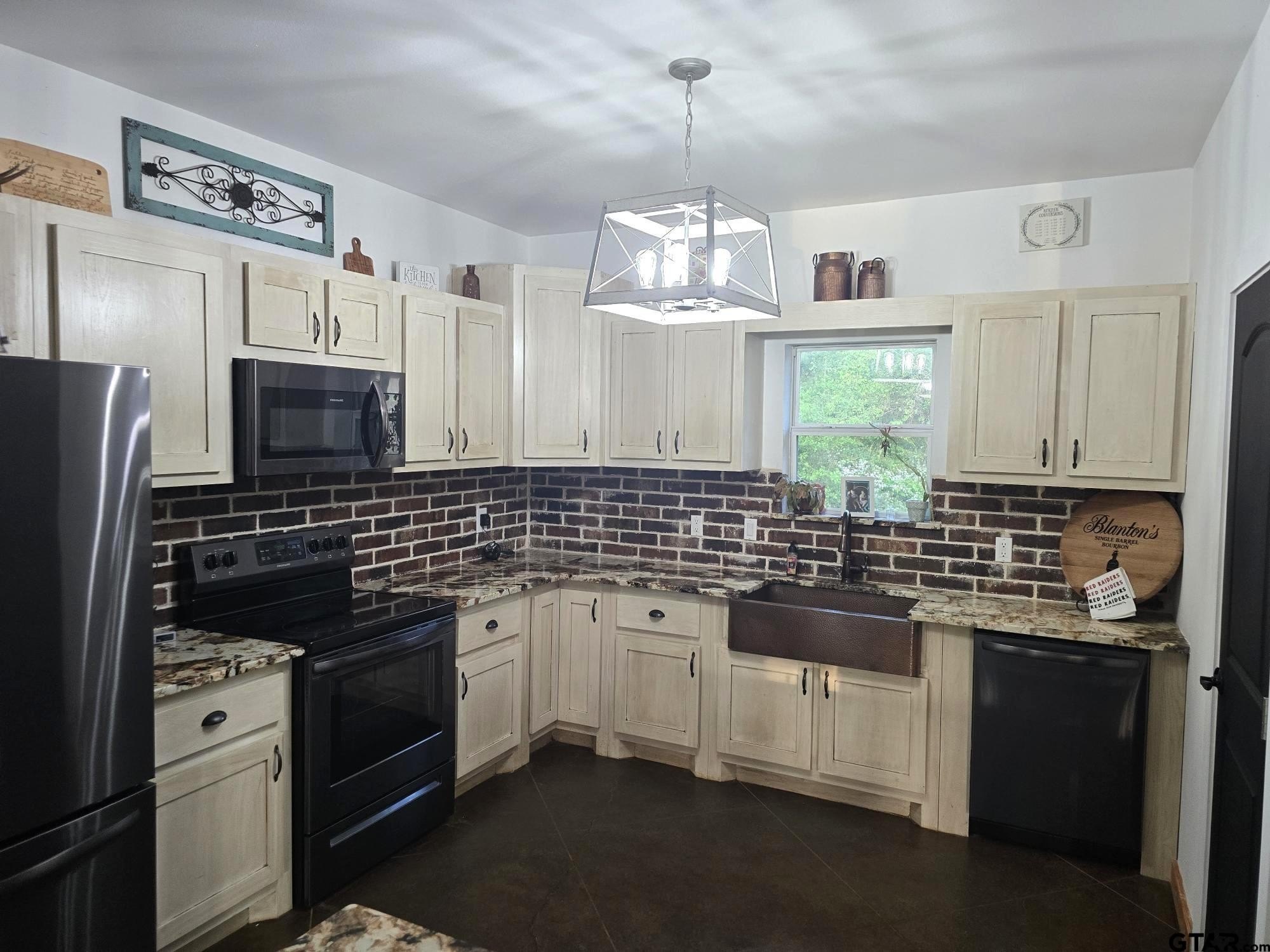 Hughes Springs, Texas, 75656, United States, 4 Bedrooms Bedrooms, ,3 BathroomsBathrooms,Residential,For Sale,1974783