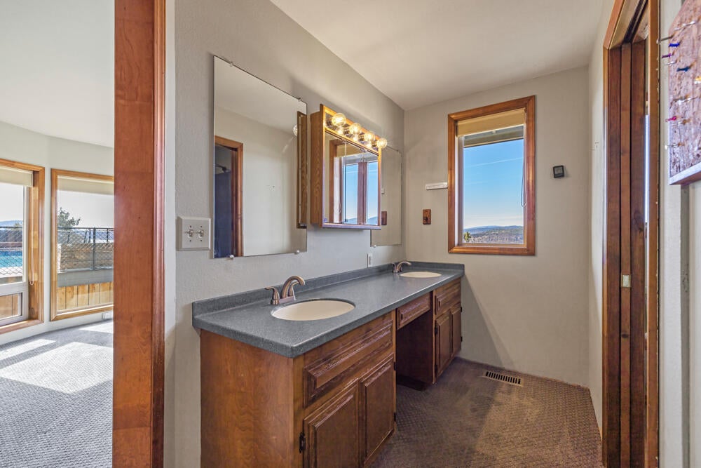 Klamath Falls, Oregon, 97601, United States, 4 Bedrooms Bedrooms, ,4 BathroomsBathrooms,Residential,For Sale,1804036