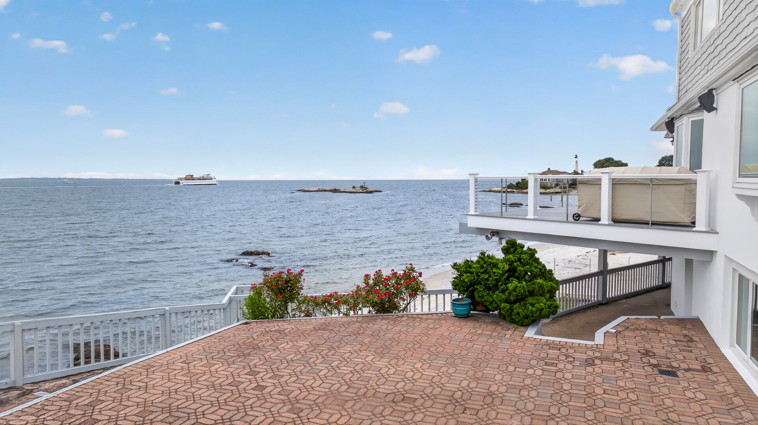  Experience shoreline luxury with a private beach and mooring. - 物件實景