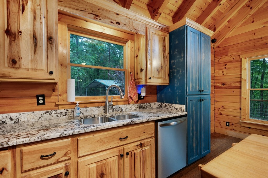 Ellijay, Georgia, 30540, United States, 3 Bedrooms Bedrooms, ,3 BathroomsBathrooms,Residential,For Sale,1837268
