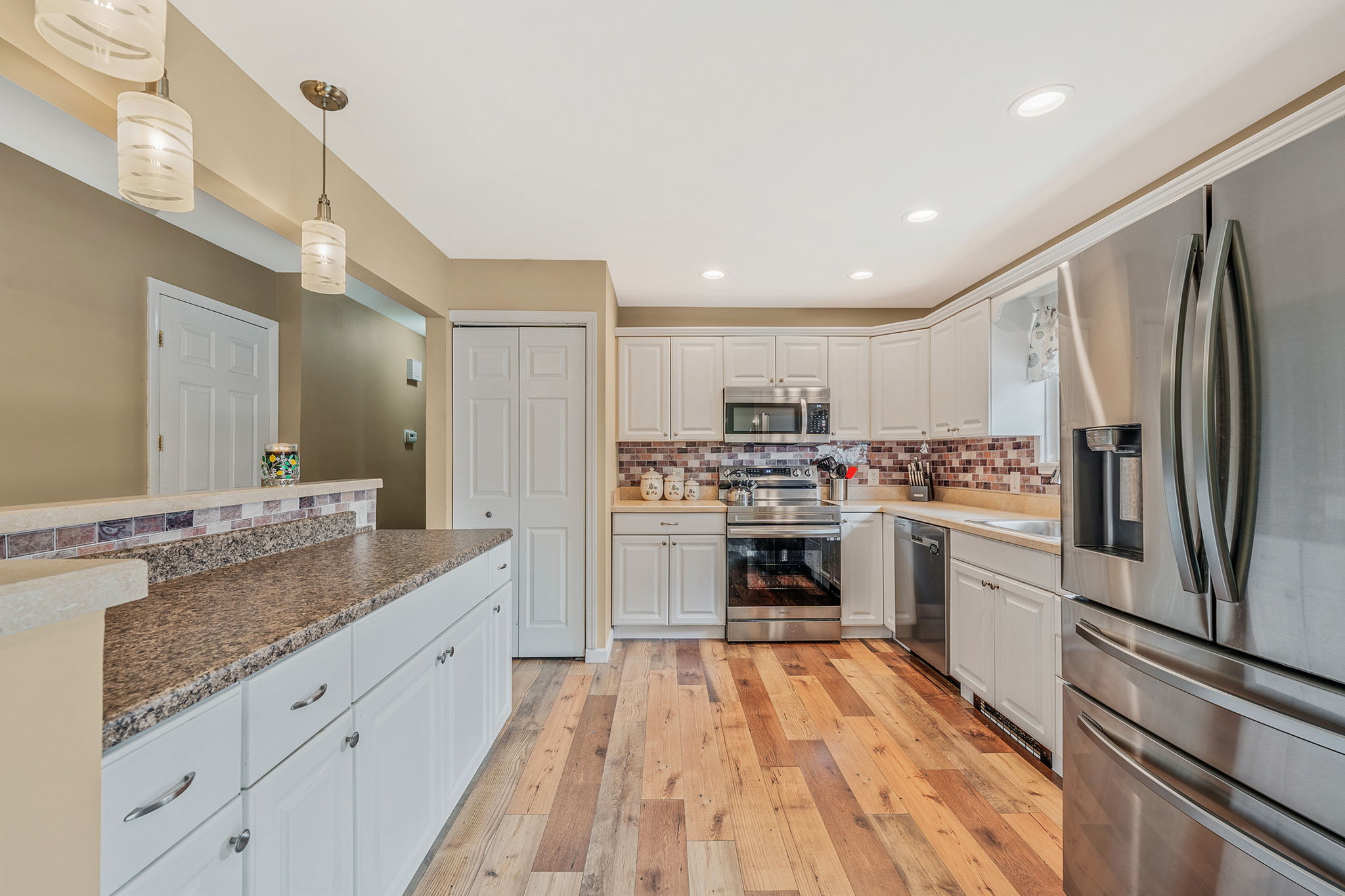Holbrook, New York, 11741, United States, 4 Bedrooms Bedrooms, ,2 BathroomsBathrooms,Residential,For Sale,1921104