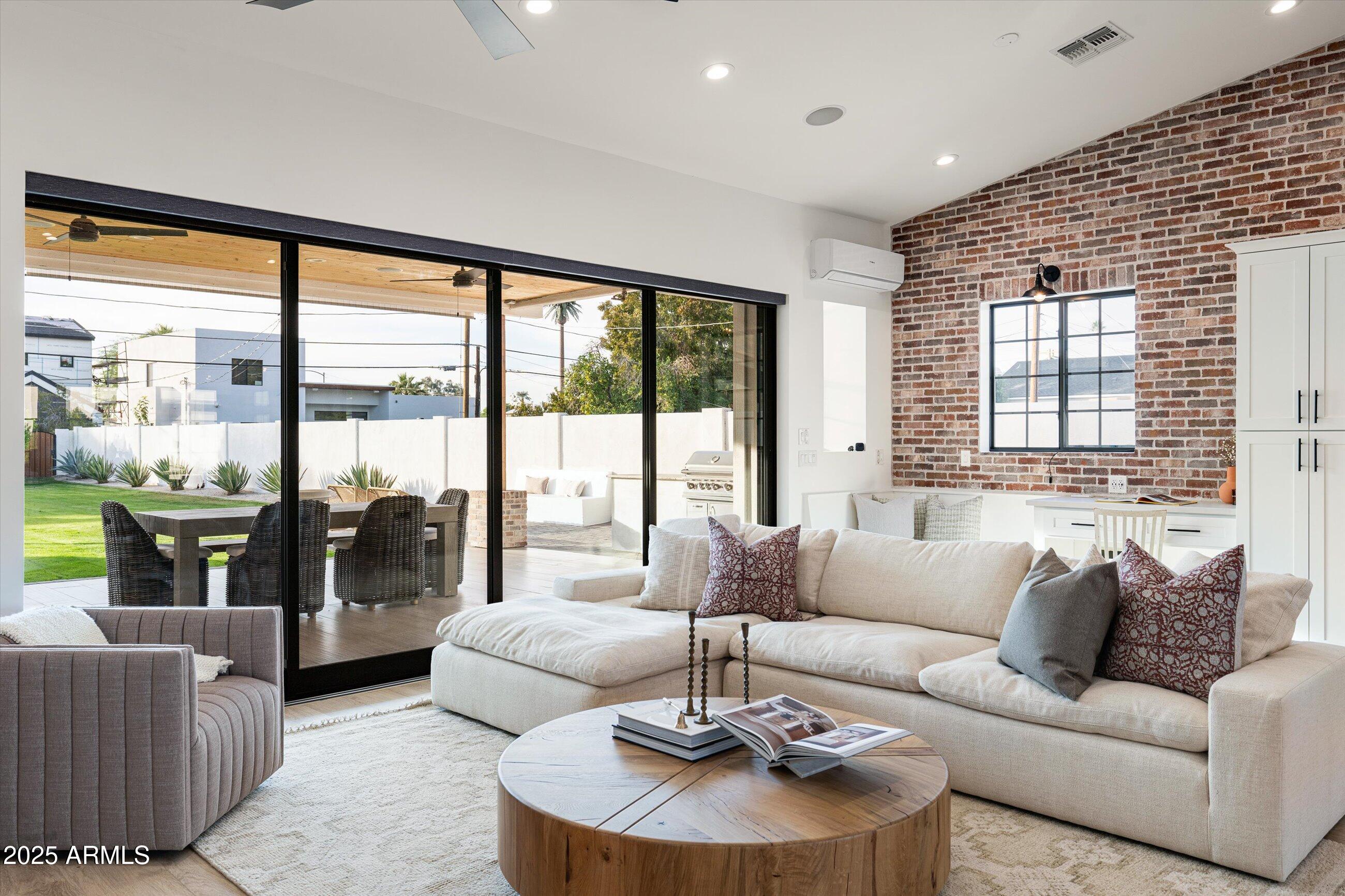 Phoenix, Arizona, 85018, United States, 4 Bedrooms Bedrooms, ,4 BathroomsBathrooms,Residential,For Sale,1993183