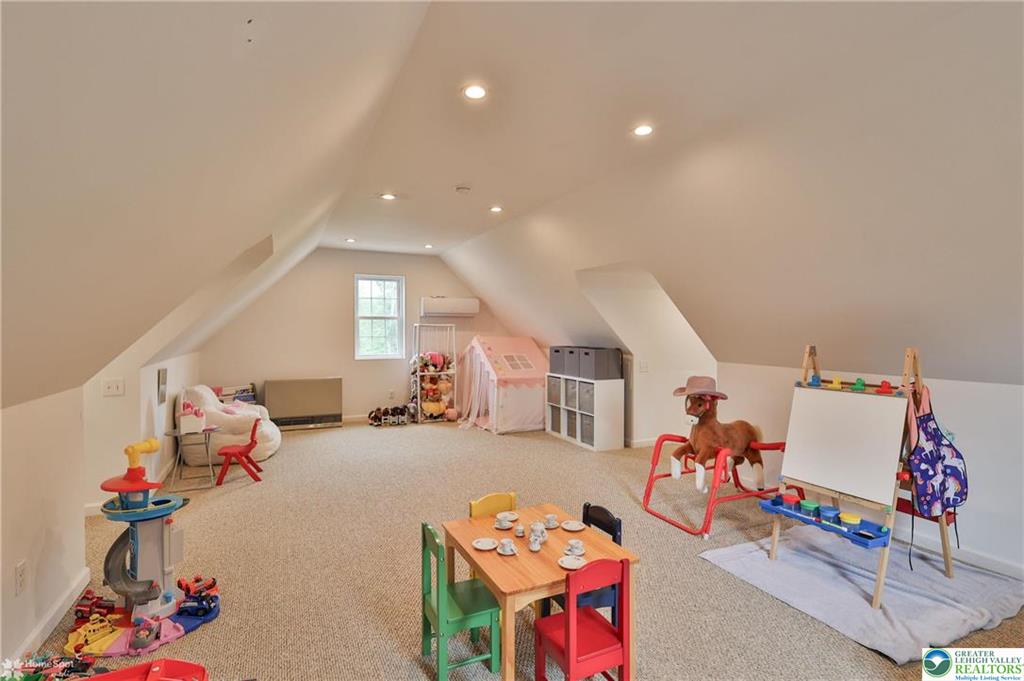 Stroudsburg, Pennsylvania, 18360-6926, United States, 7 Bedrooms Bedrooms, ,4 BathroomsBathrooms,Residential,For Sale,1904497