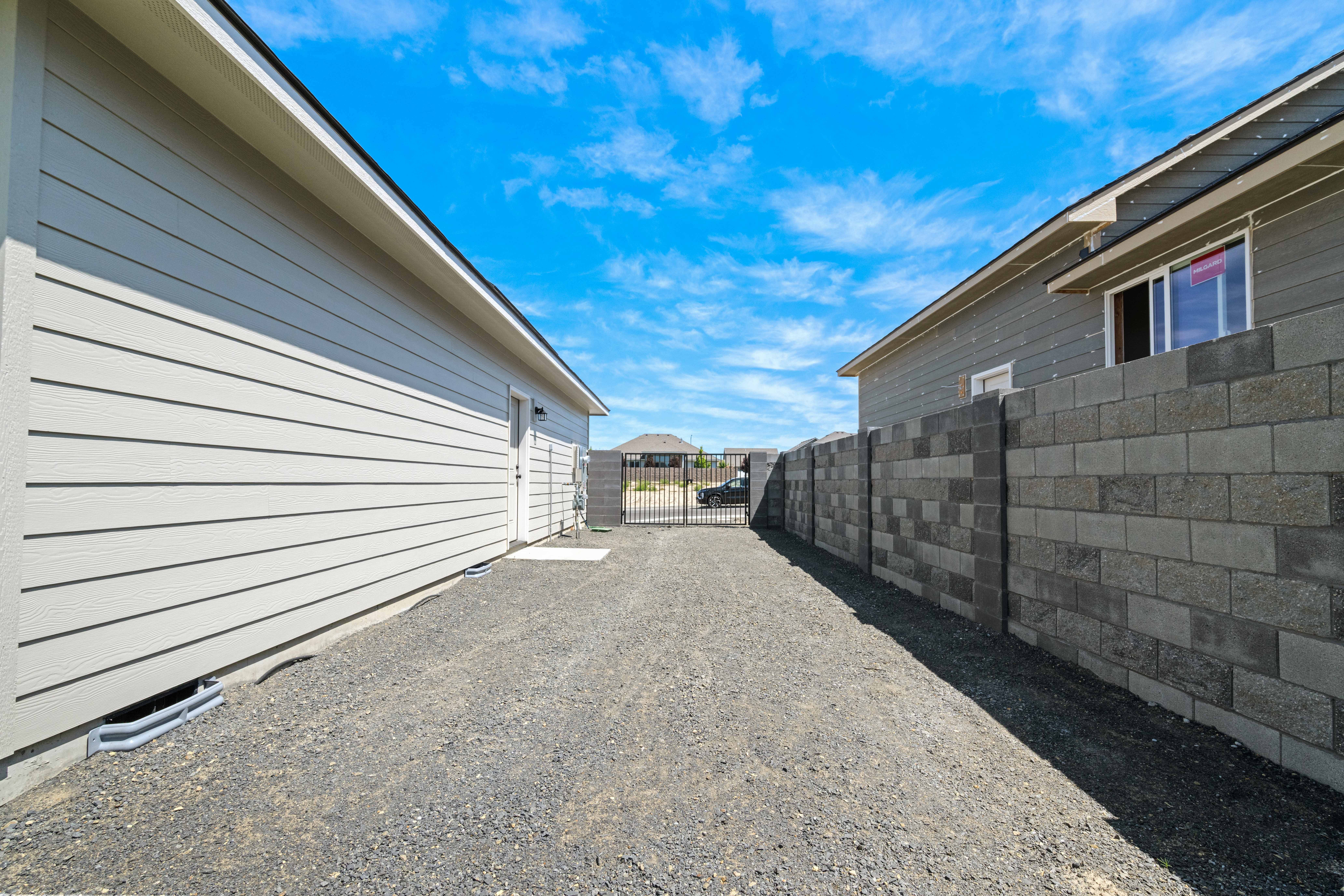  Full Block Wall Fencing & Extra Parking - 物件實景
