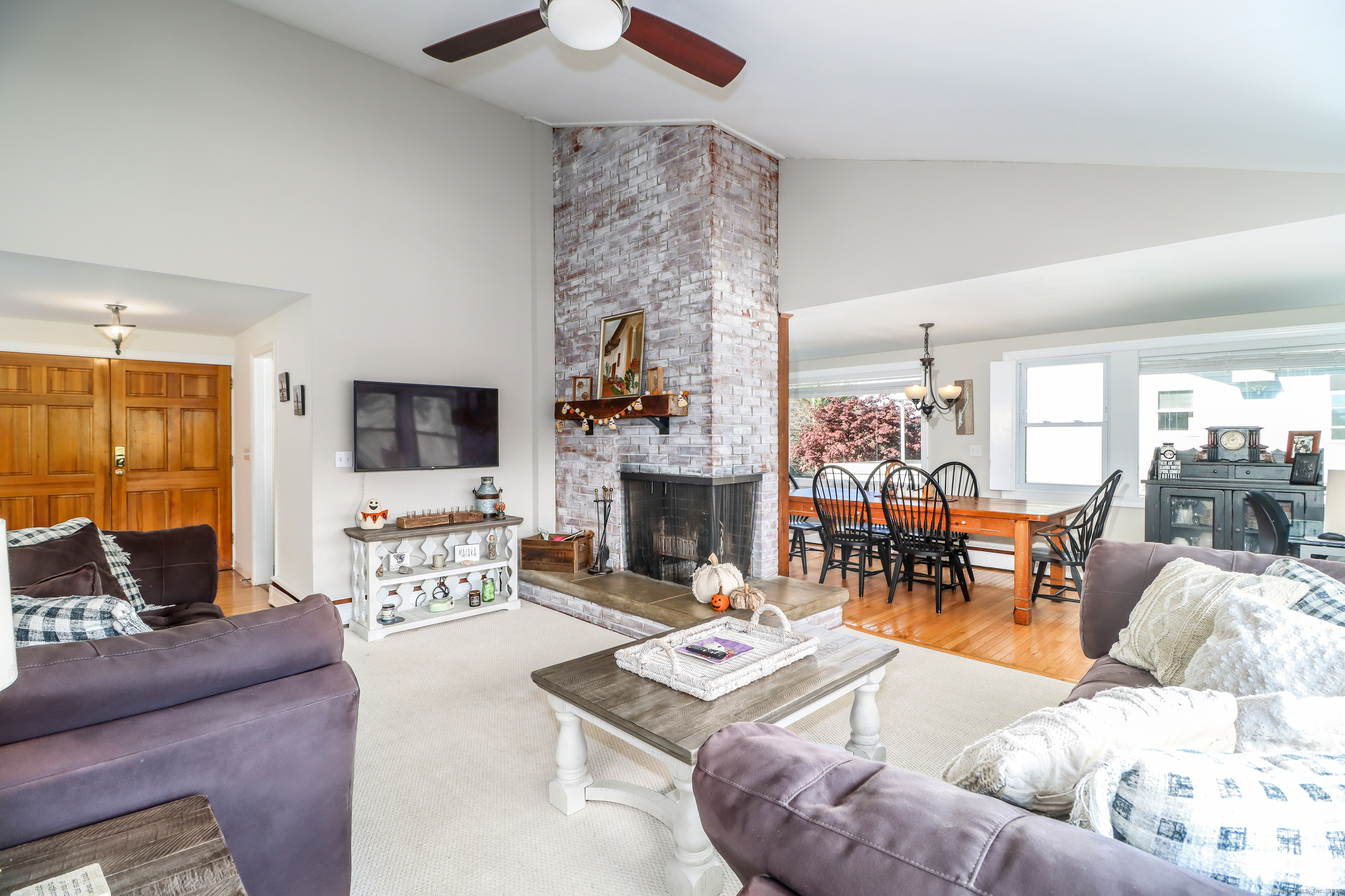 Milford, Connecticut, 06460, United States, 3 Bedrooms Bedrooms, ,2 BathroomsBathrooms,Residential,For Sale,1969052