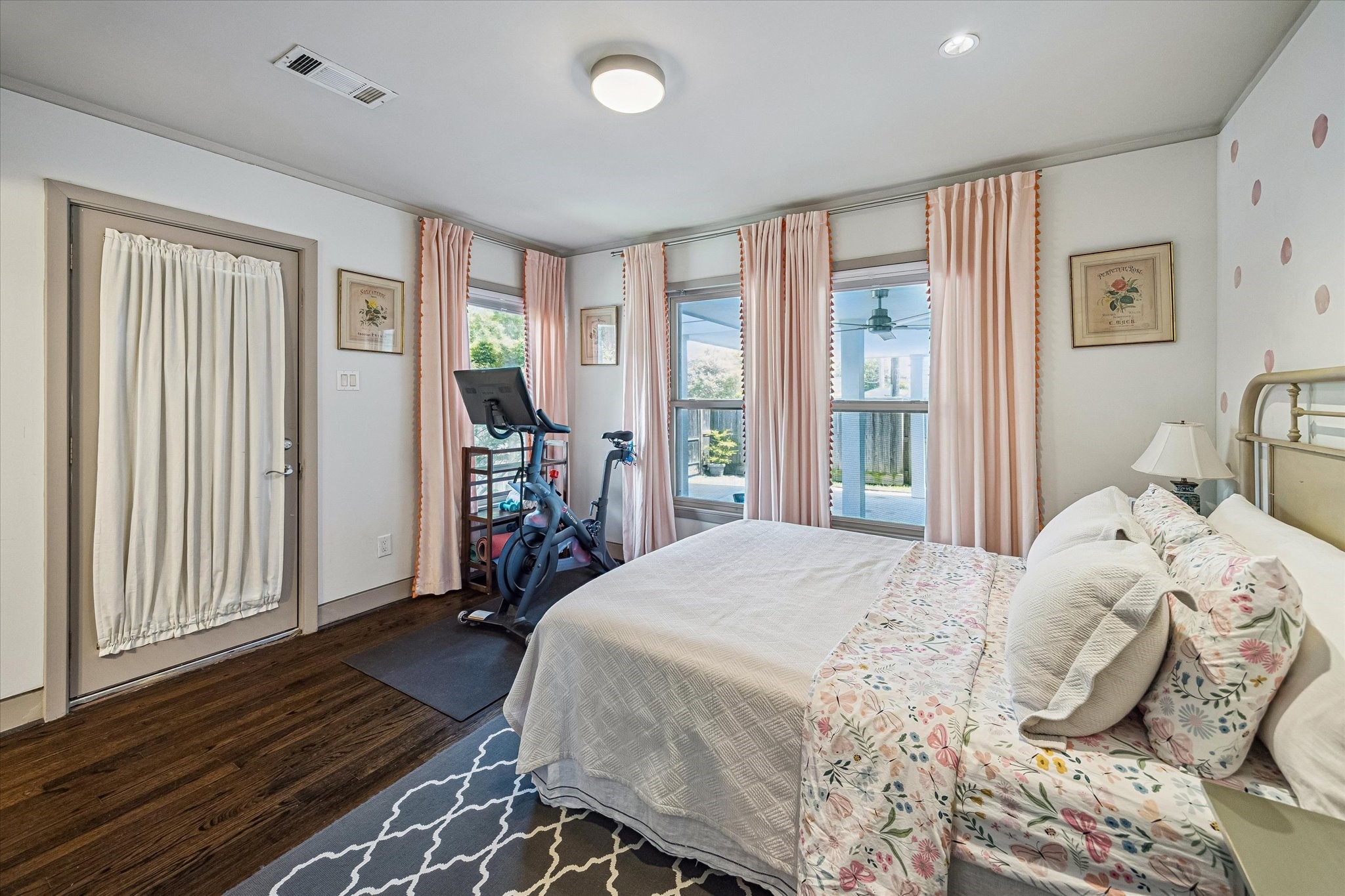  230 E 25th Street - 物件實景