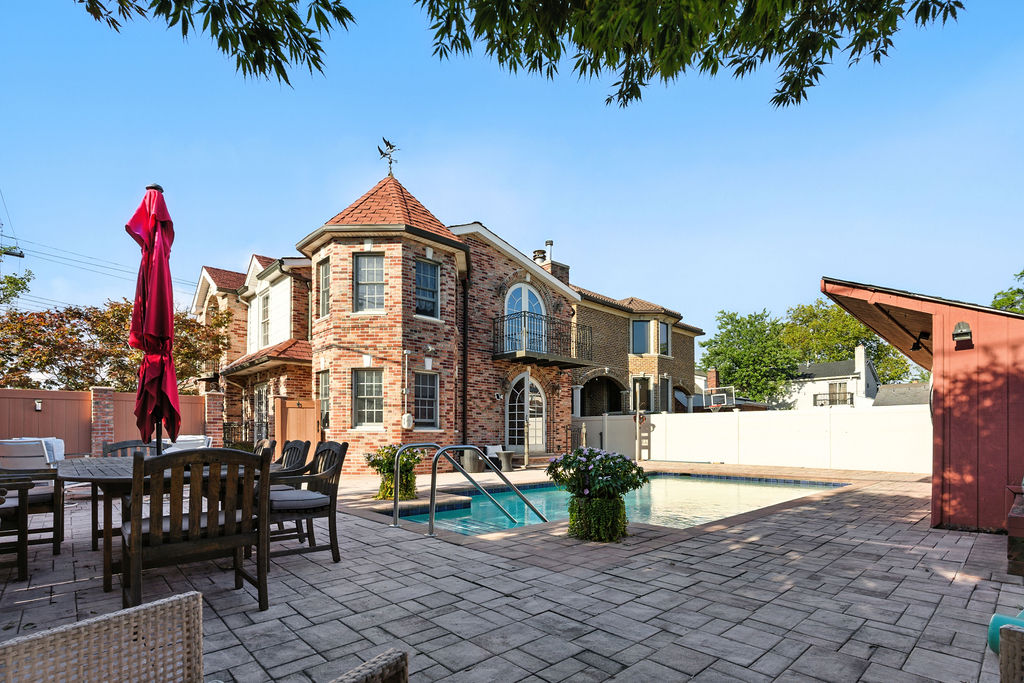 Howard Beach, New York, 11414, United States, 4 Bedrooms Bedrooms, ,4 BathroomsBathrooms,Residential,For Sale,1984168