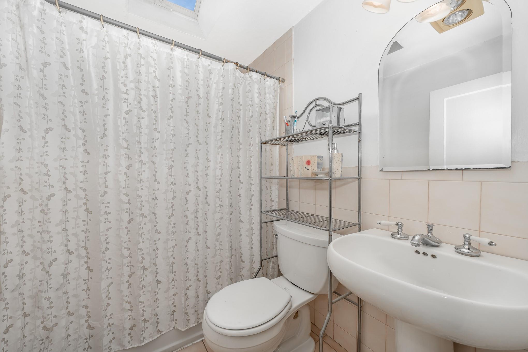 Williston Park, New York, 11596, United States, 3 Bedrooms Bedrooms, ,2 BathroomsBathrooms,Residential,For Sale,1928483