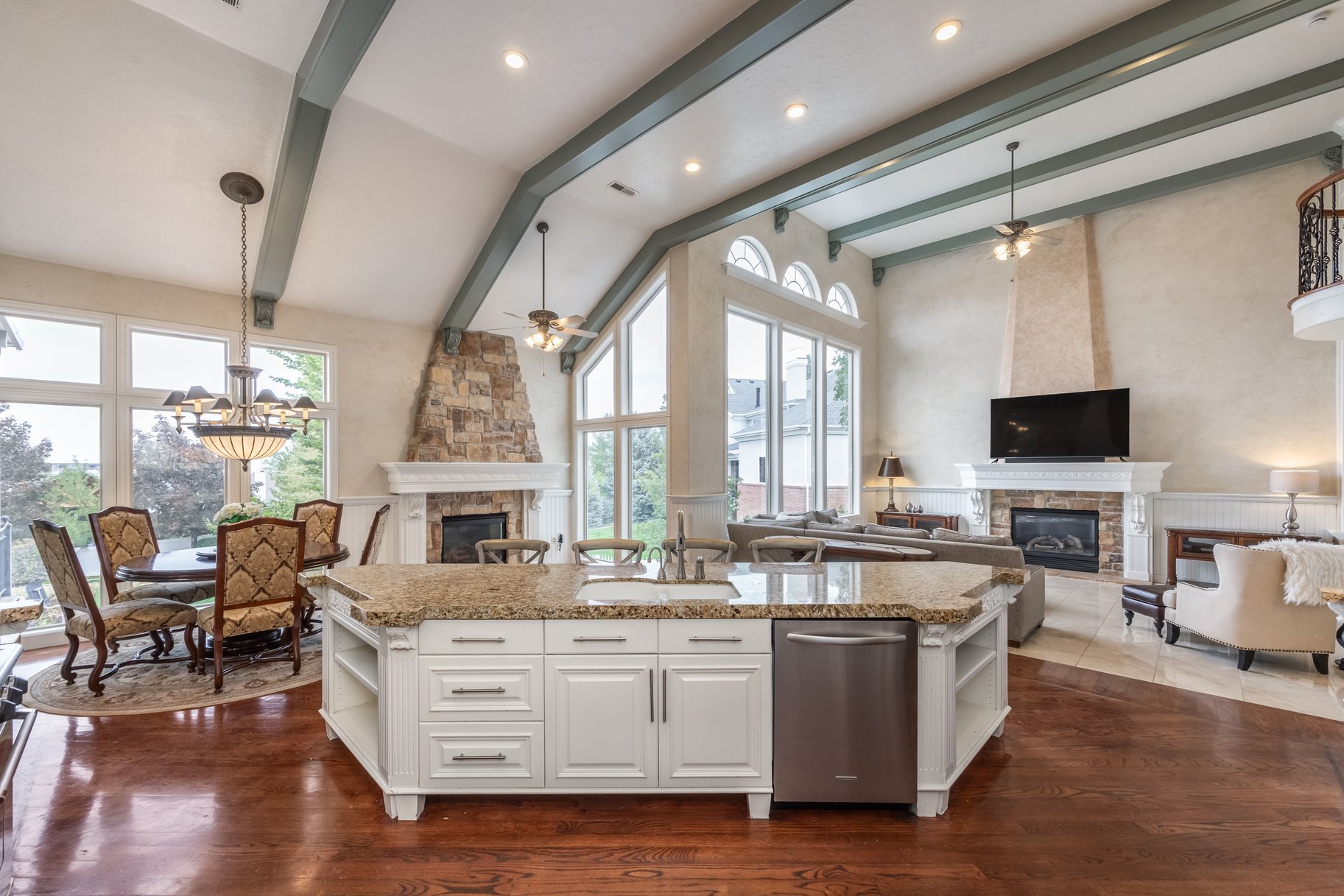  Stately Gated-Community Estate on Nearly Half an Acre: Vaulted Ceilings, Valley - 物件實景