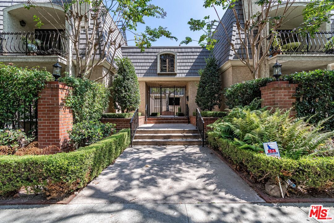 Los Angeles, California, 90004, United States, 2 Bedrooms Bedrooms, ,3 BathroomsBathrooms,Residential,For Sale,1940175