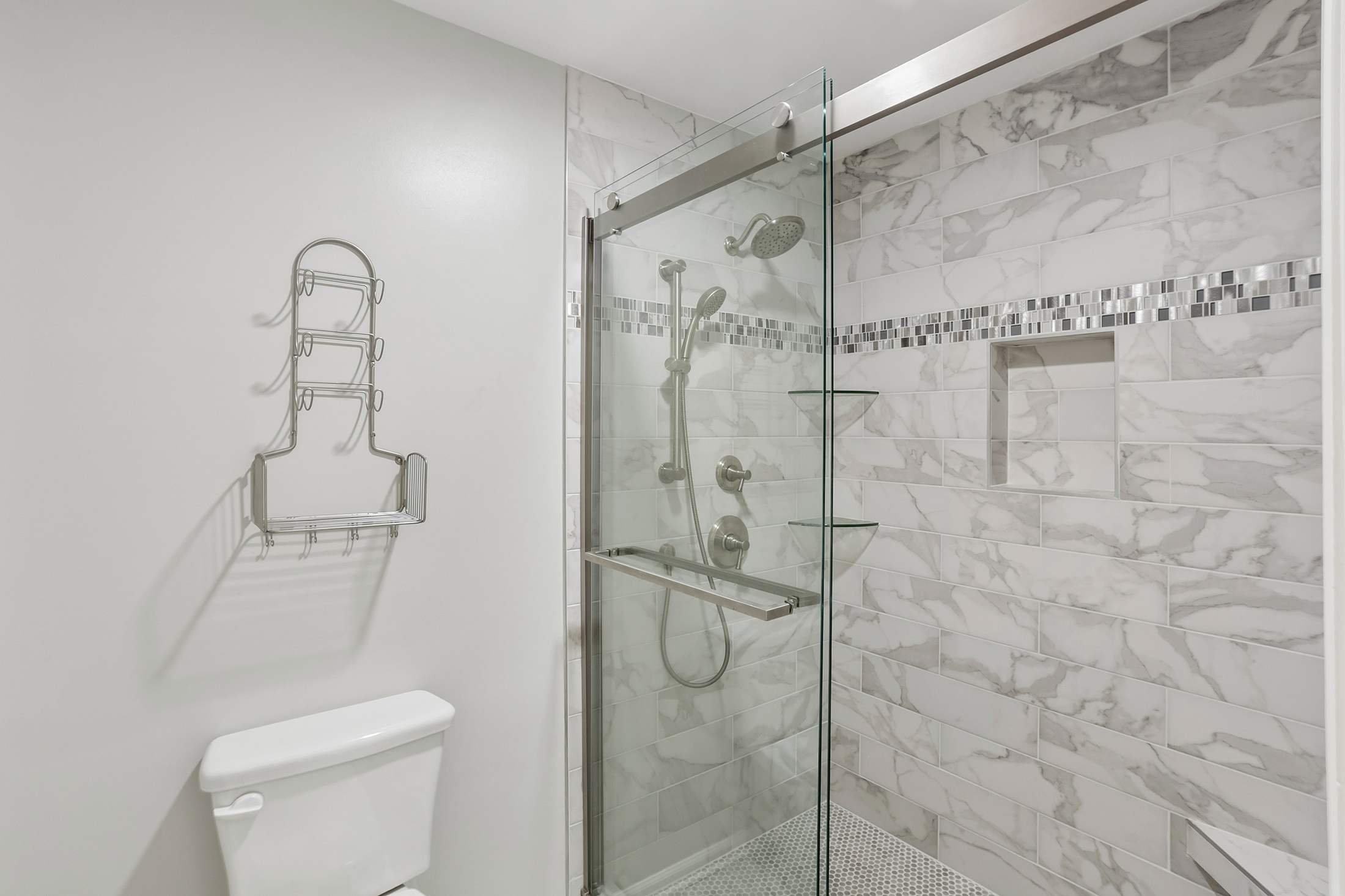  Completely Renovated Move-In Ready End Unit - 物件實景