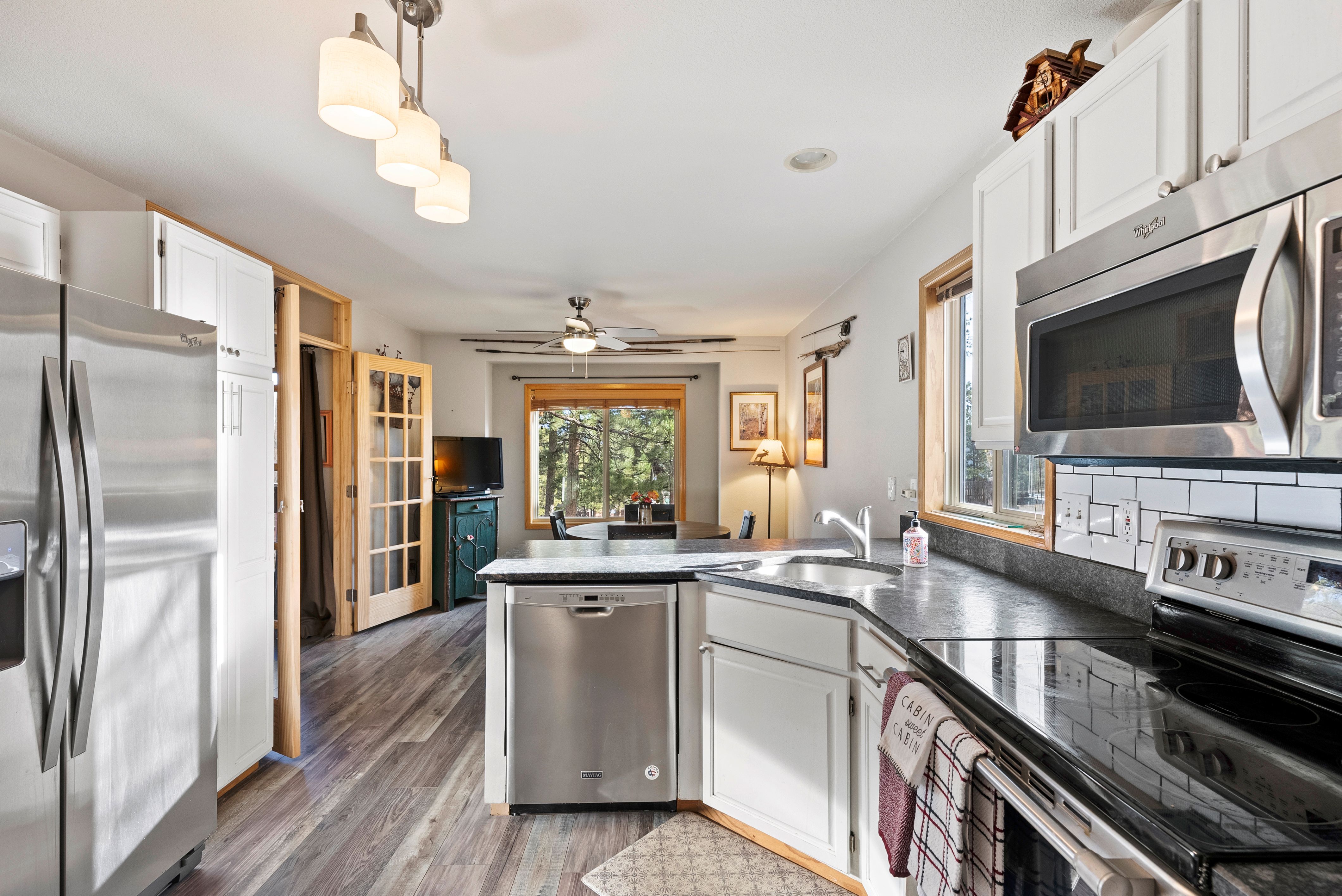  Beautifully Remodeled Home Tucked Away on Quiet Cul-De-Sac - 物件實景