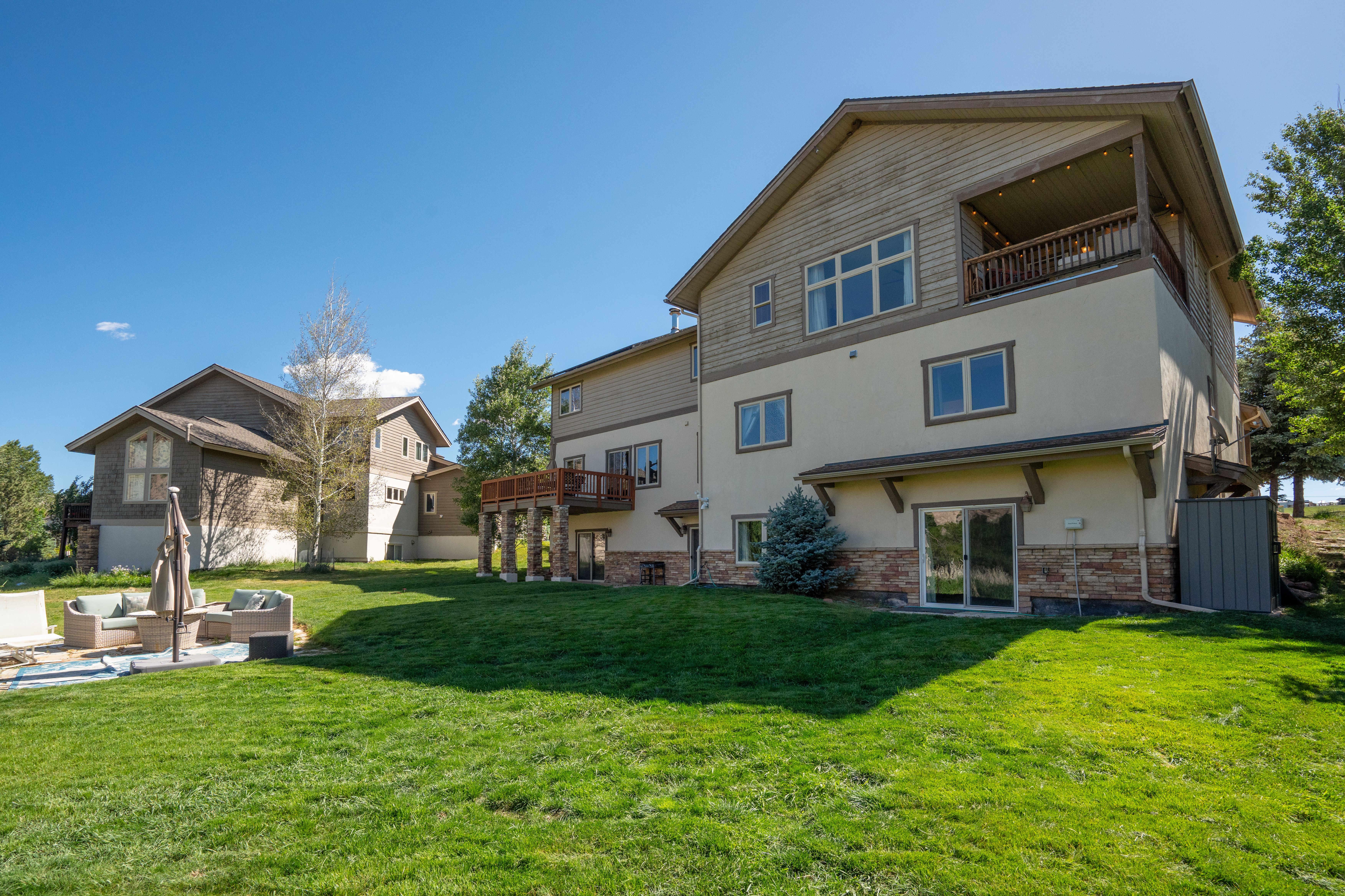  Inviting Home Features Soaring Vaulted Ceilings, Expansive Windows~ - 物件實景