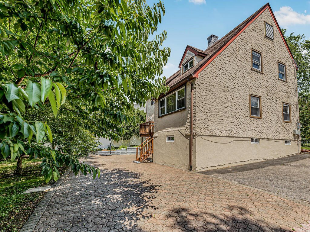 Yonkers, New York, 10710, United States, 5 Bedrooms Bedrooms, ,3 BathroomsBathrooms,Residential,For Sale,1983981
