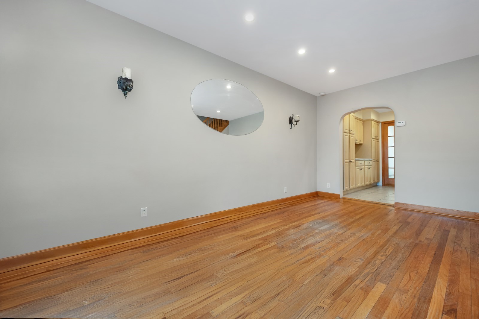Middle Village, New York, 11379, United States, 2 Bedrooms Bedrooms, ,2 BathroomsBathrooms,Residential,For Sale,1941083