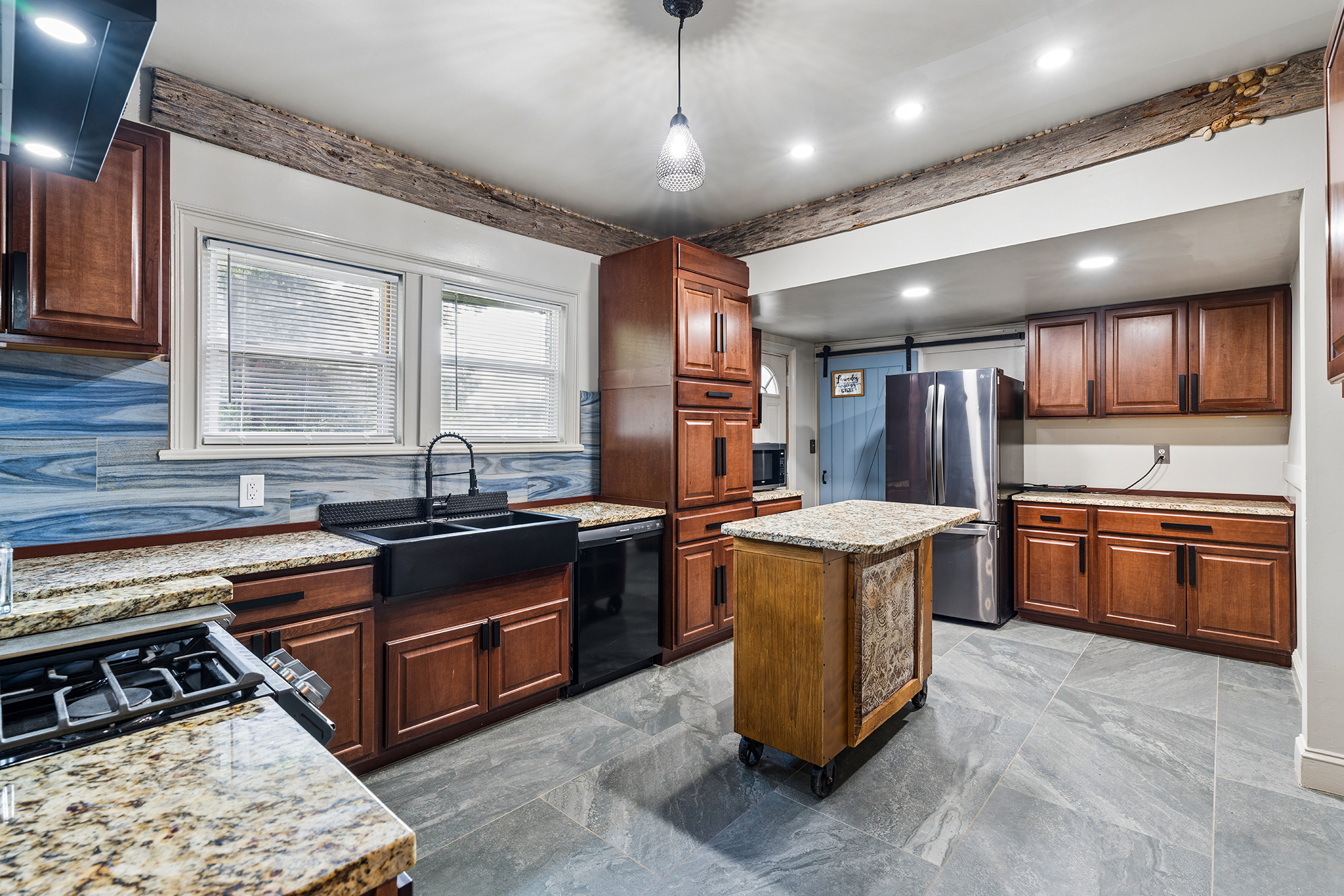  Charming Bungalow Offers Flexible Living Spaces and Impressive 0.6+/- Acre Lot - 物件實景
