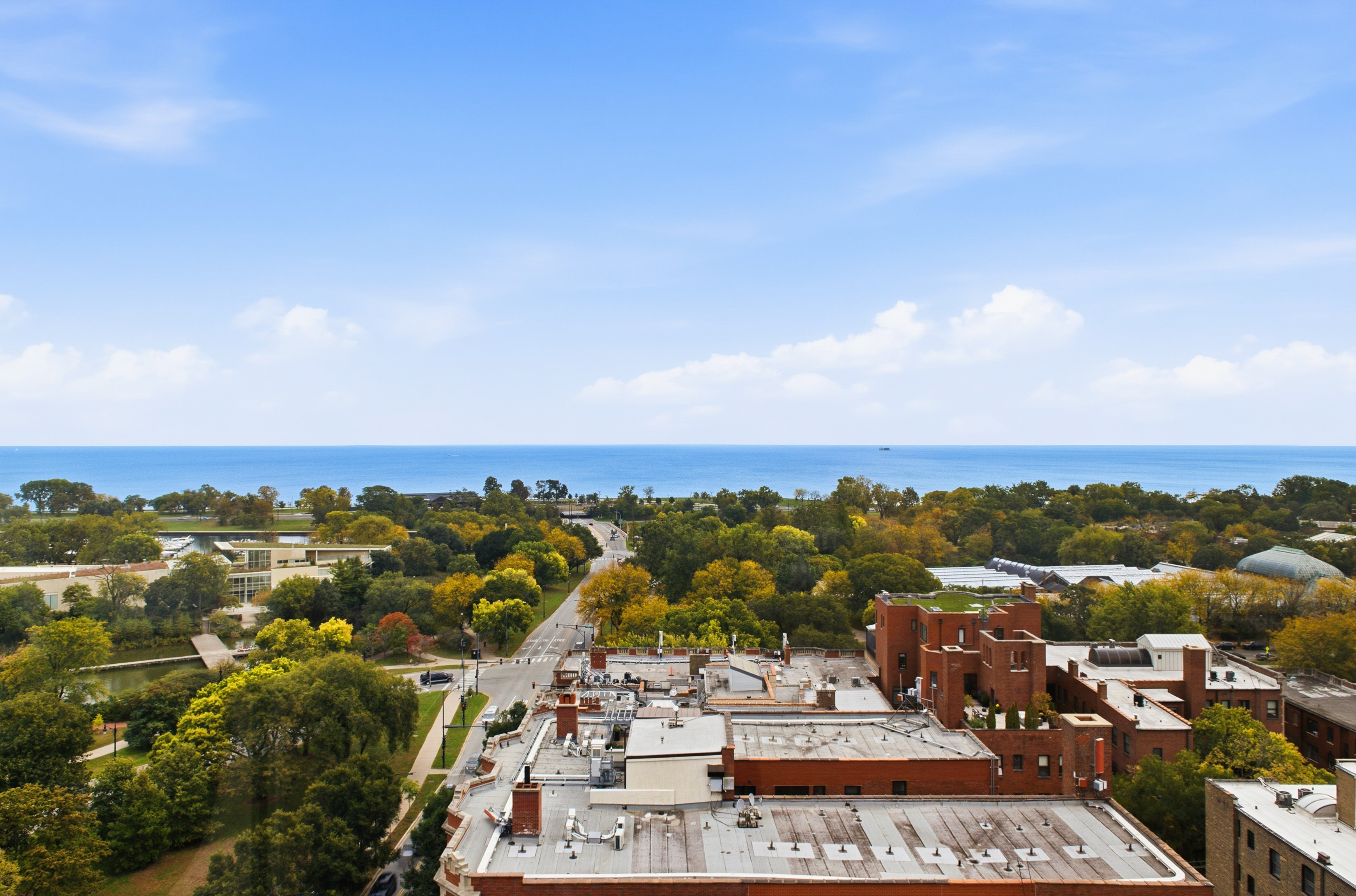  Spectacular 2-bedroom, 2-bath Corner Residence Perched High Above Lincoln Park - 物件實景