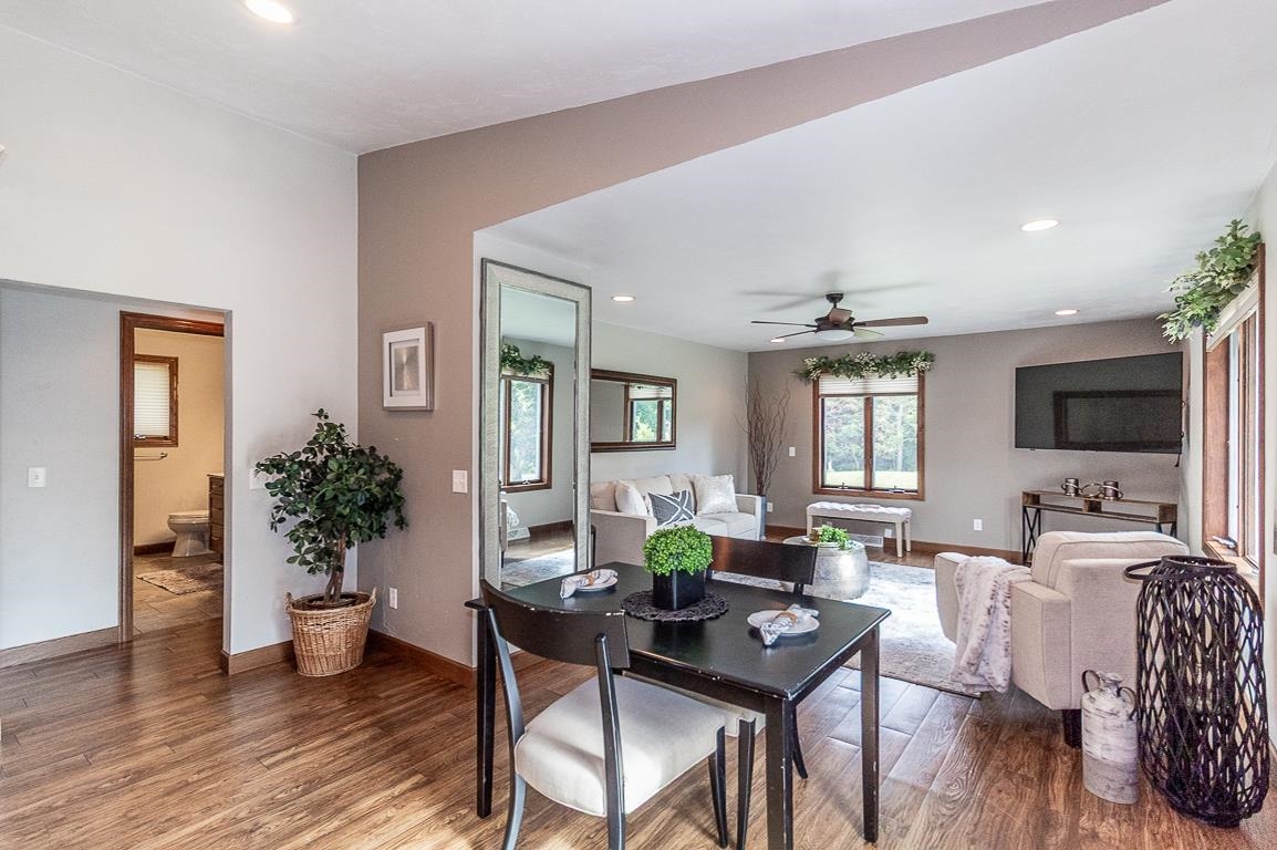 New London, Wisconsin, 54961-8021, United States, 4 Bedrooms Bedrooms, ,2 BathroomsBathrooms,Residential,For Sale,1984435