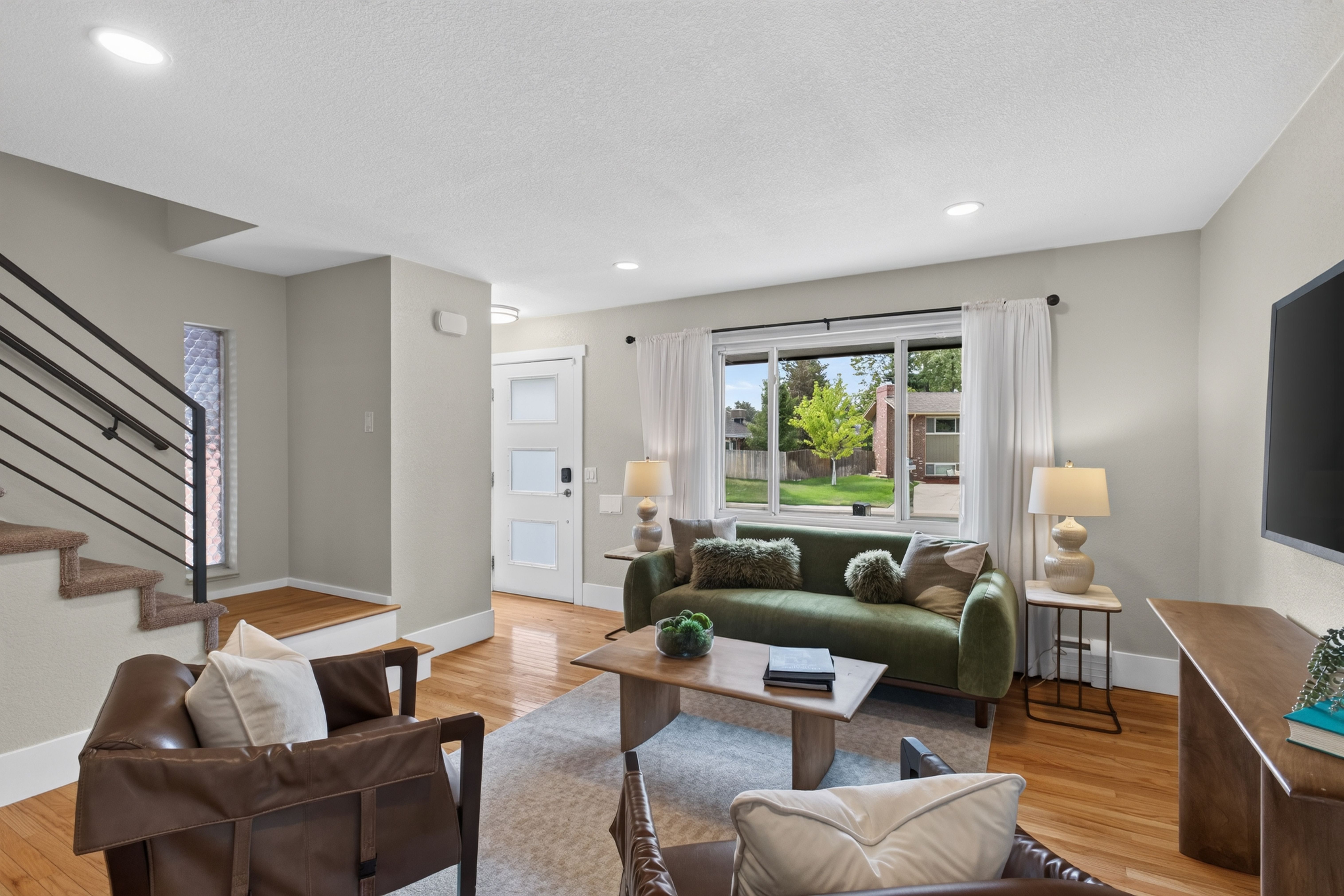  Updated, move-in ready home offers a bright, inviting floor plan - 物件實景
