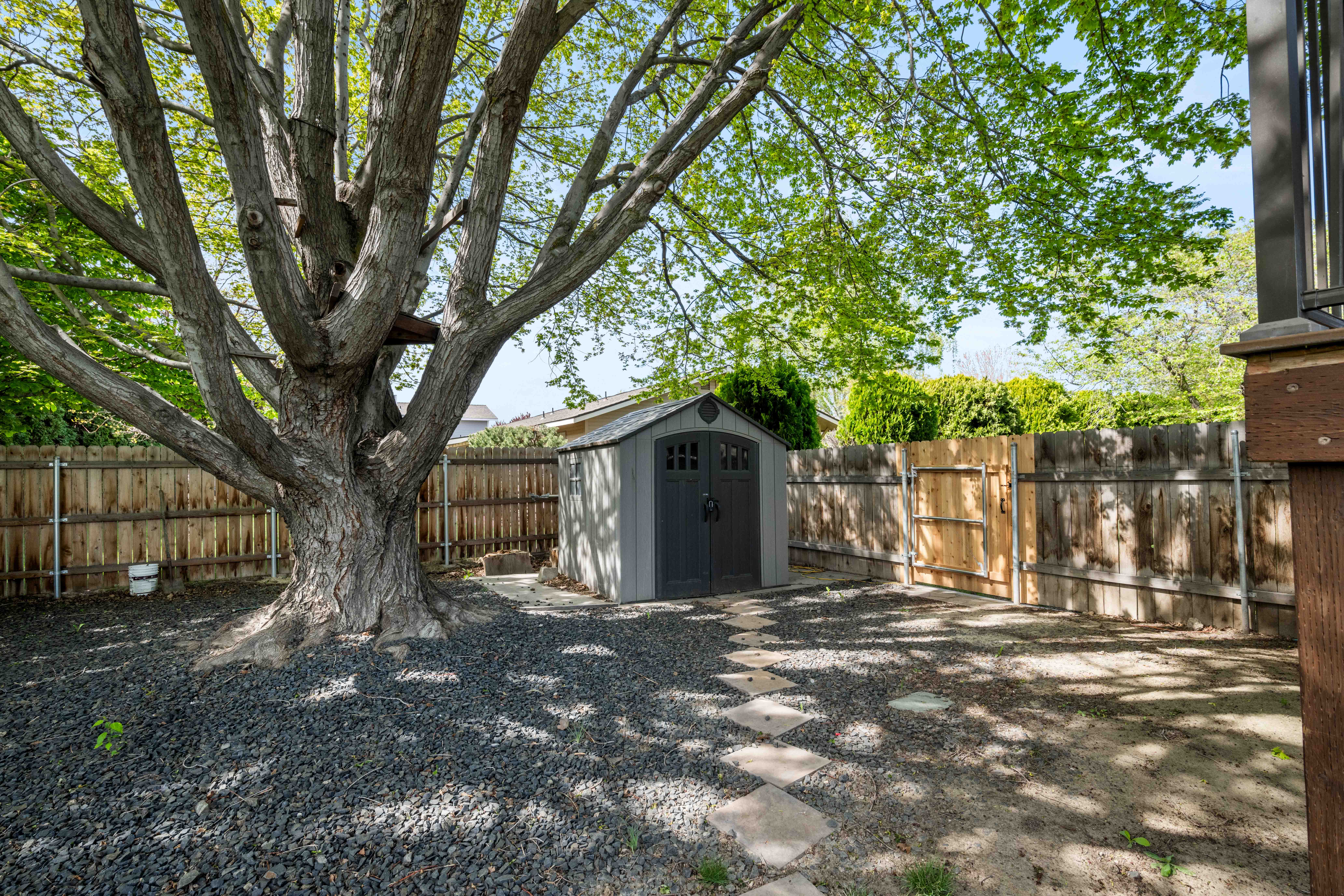  Beautifully Maintained Tri-Level Home - 物件實景